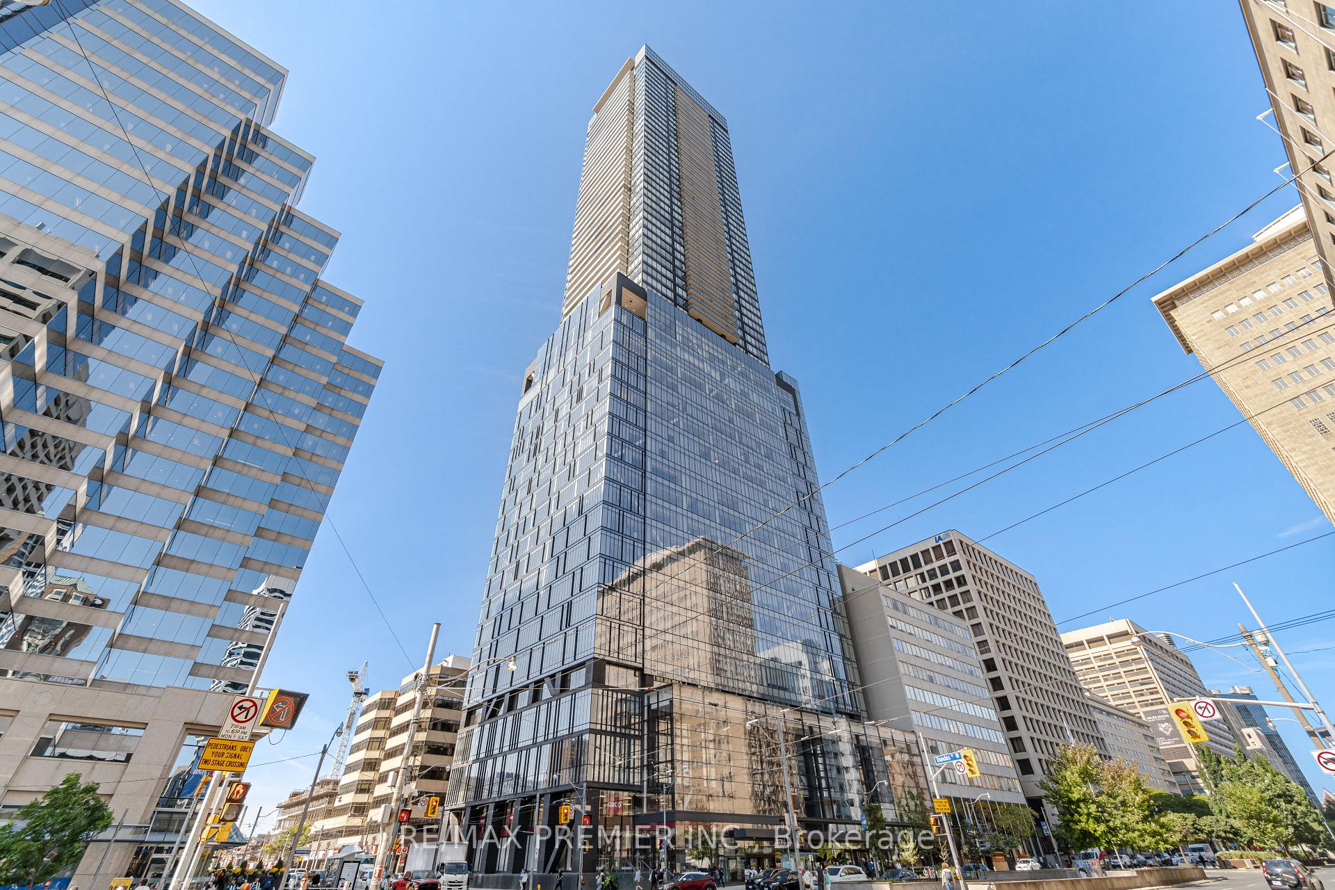 Front of Unit 3201, 488 University Avenue