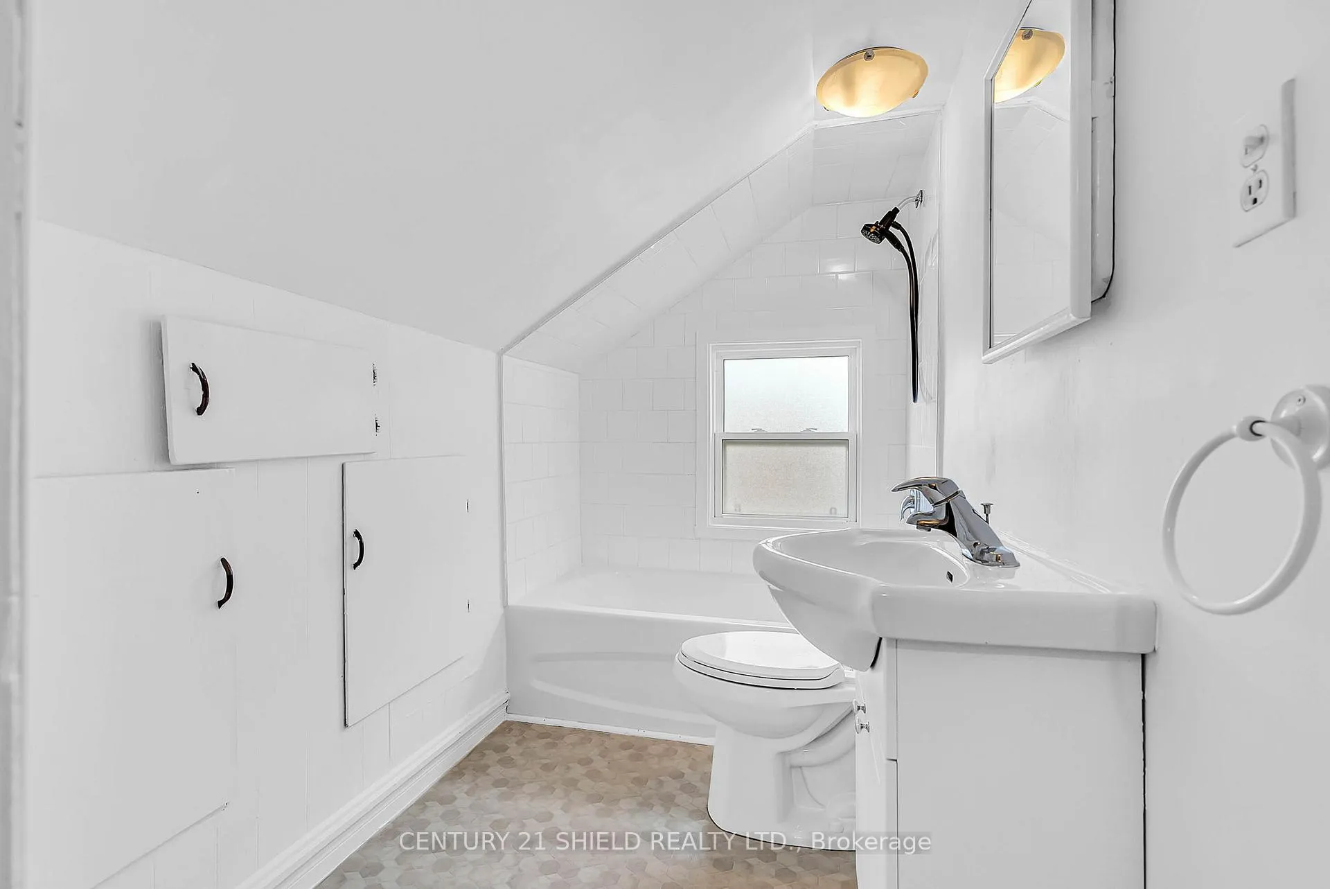 Photo 8 of 30 Marlborough Street S, Cornwall — HOMEH