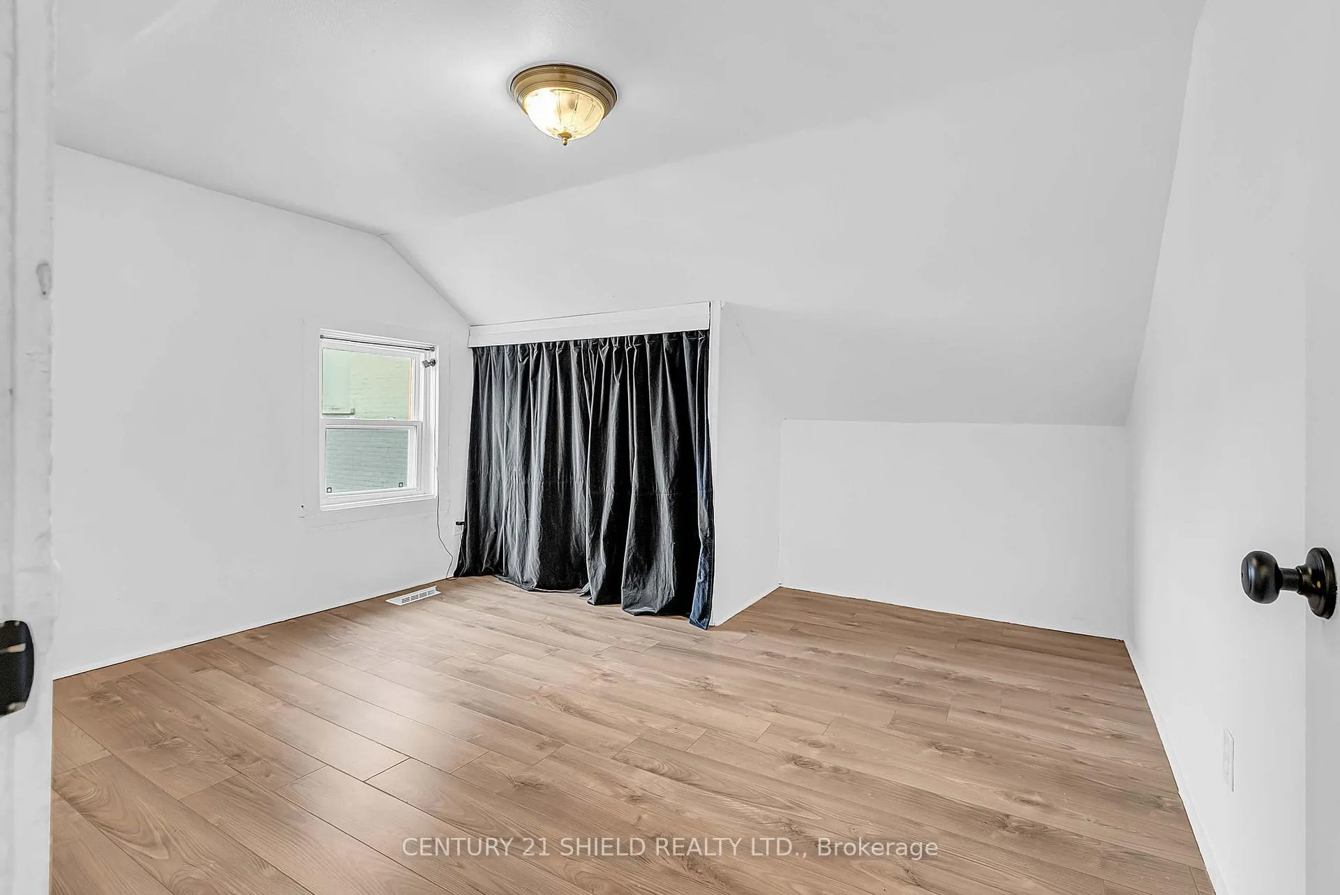 Photo 11 of 30 Marlborough Street S, Cornwall — HOMEH