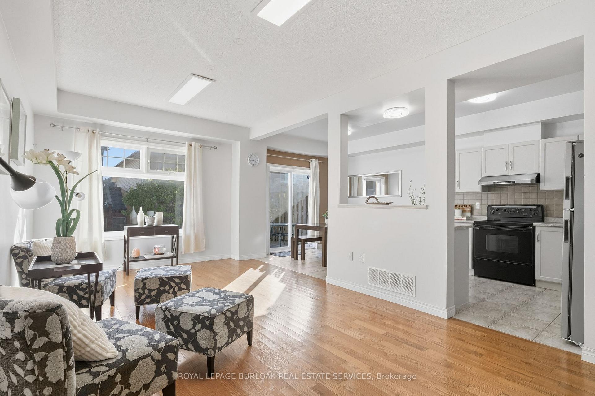 Photo 6 of Unit 37, 232 Stonehenge Drive, Hamilton, Meadowlands — HOMEH