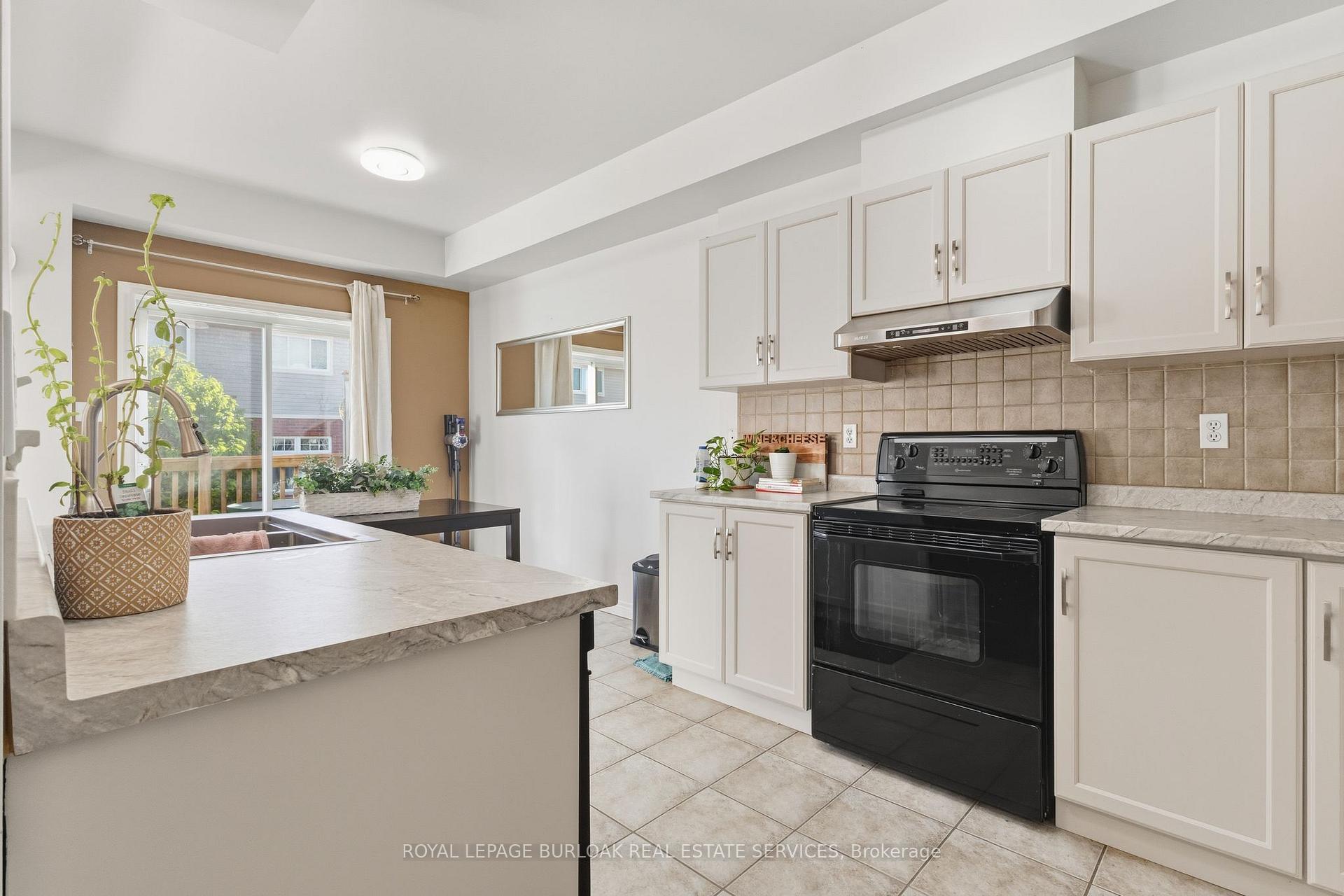 Photo 7 of Unit 37, 232 Stonehenge Drive, Hamilton, Meadowlands — HOMEH
