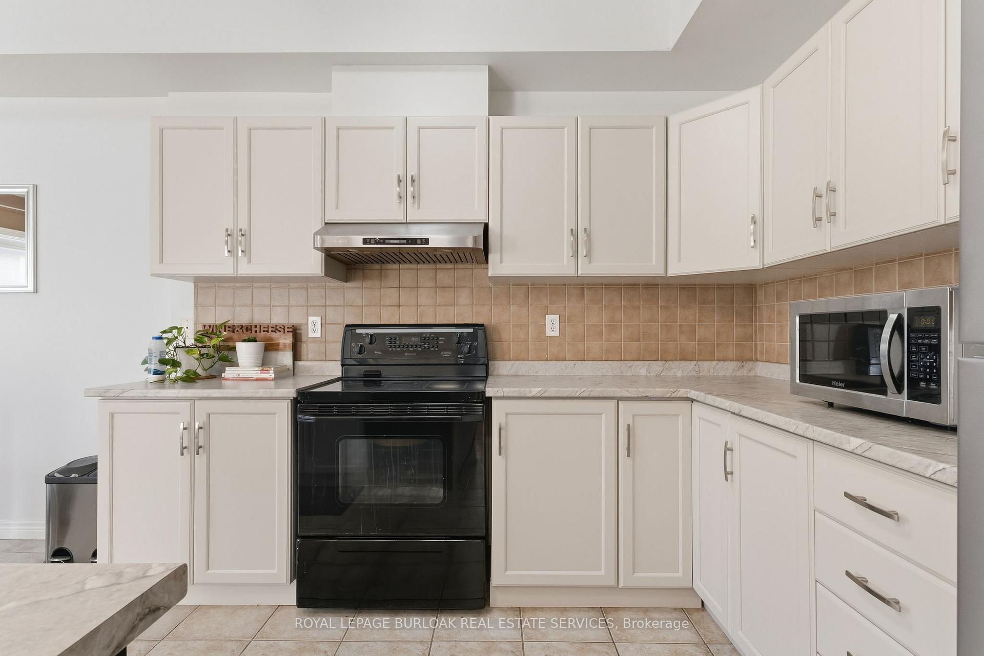 Photo 8 of Unit 37, 232 Stonehenge Drive, Hamilton, Meadowlands — HOMEH