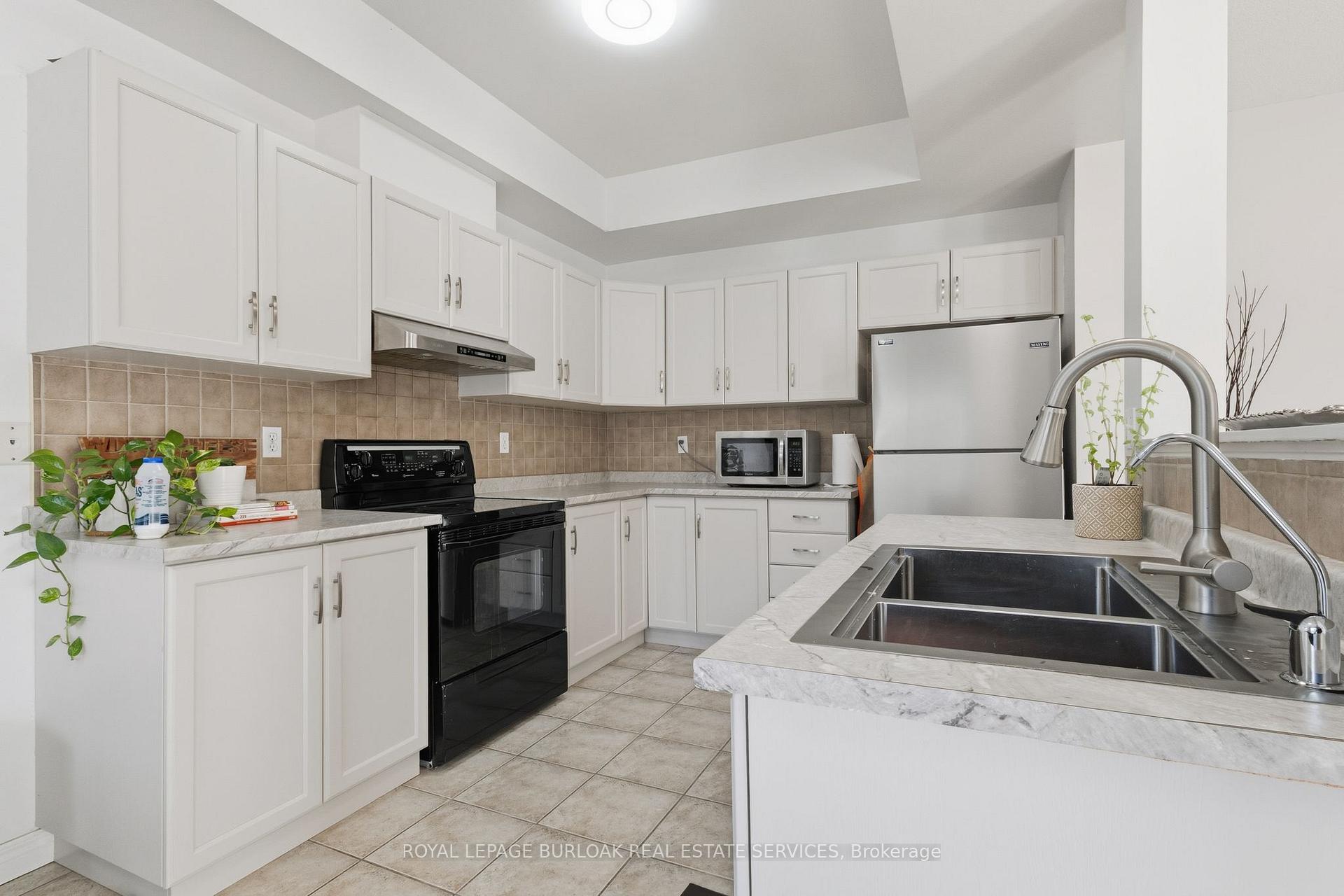 Photo 10 of Unit 37, 232 Stonehenge Drive, Hamilton, Meadowlands — HOMEH