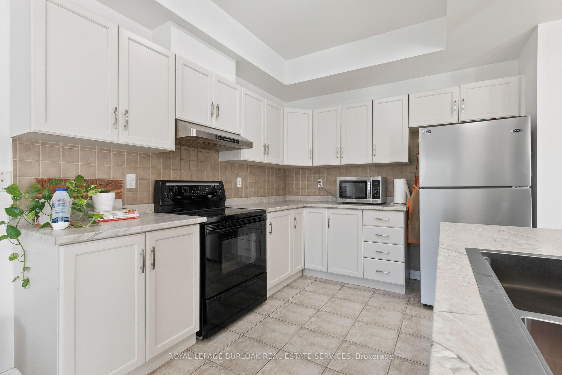 Photo 11 of Unit 37, 232 Stonehenge Drive, Hamilton, Meadowlands — HOMEH