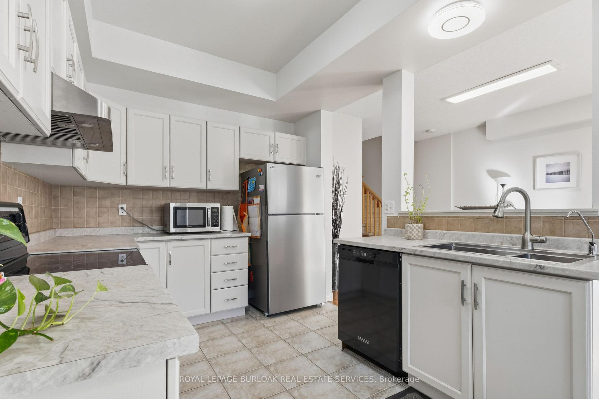 Photo 12 of Unit 37, 232 Stonehenge Drive, Hamilton, Meadowlands — HOMEH