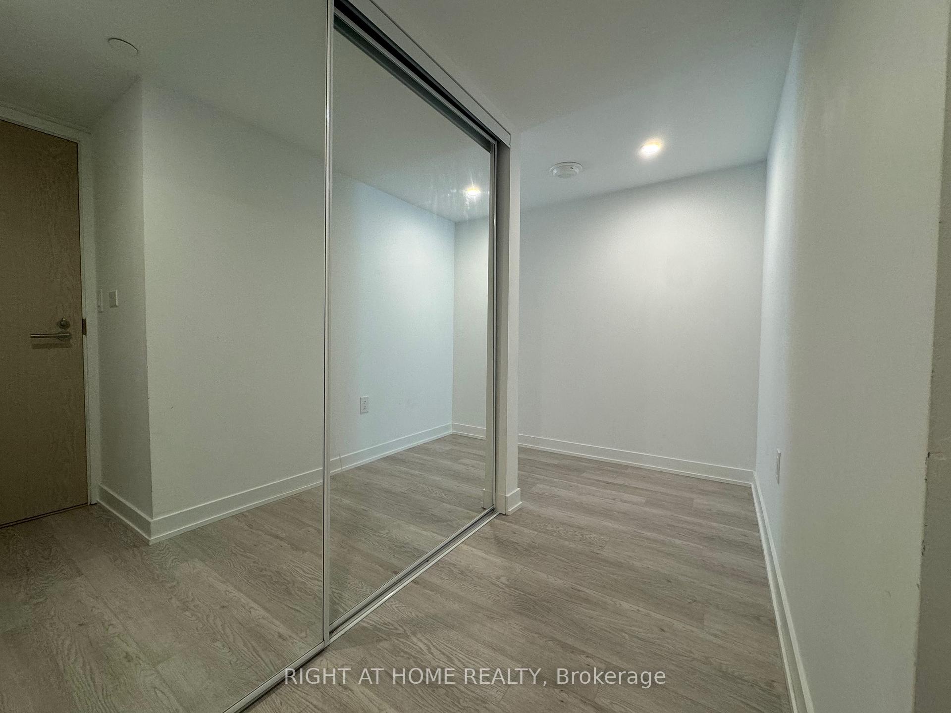 Photo 4 of Unit 323, 3 Strathgowan Avenue, Toronto, Lawrence Park South — HOMEH