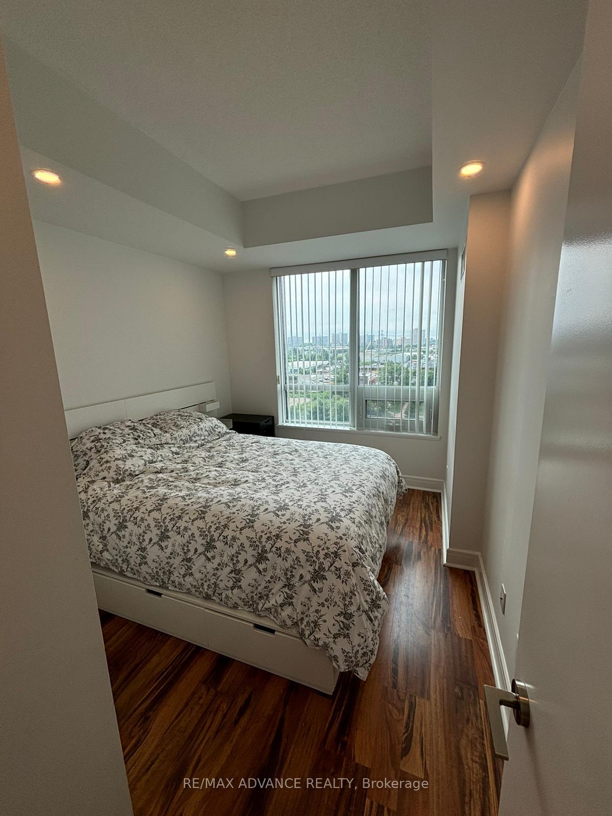 Photo 8 of Unit 1013, 35 Brian Peck Crescent, Toronto, Thorncliffe Park — HOMEH