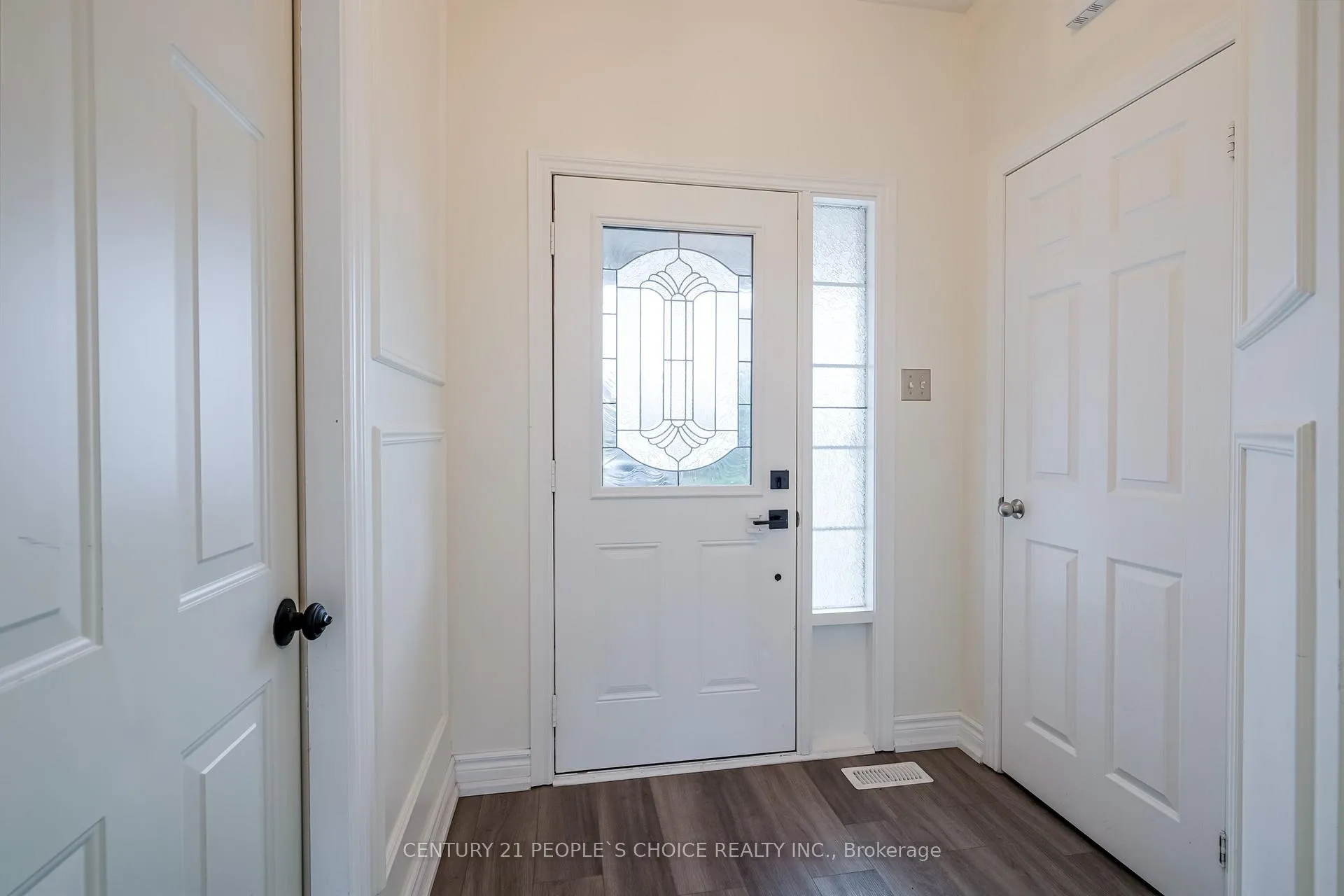 Photo 3 of 38 Taft Place, Clarington, Bowmanville — HOMEH