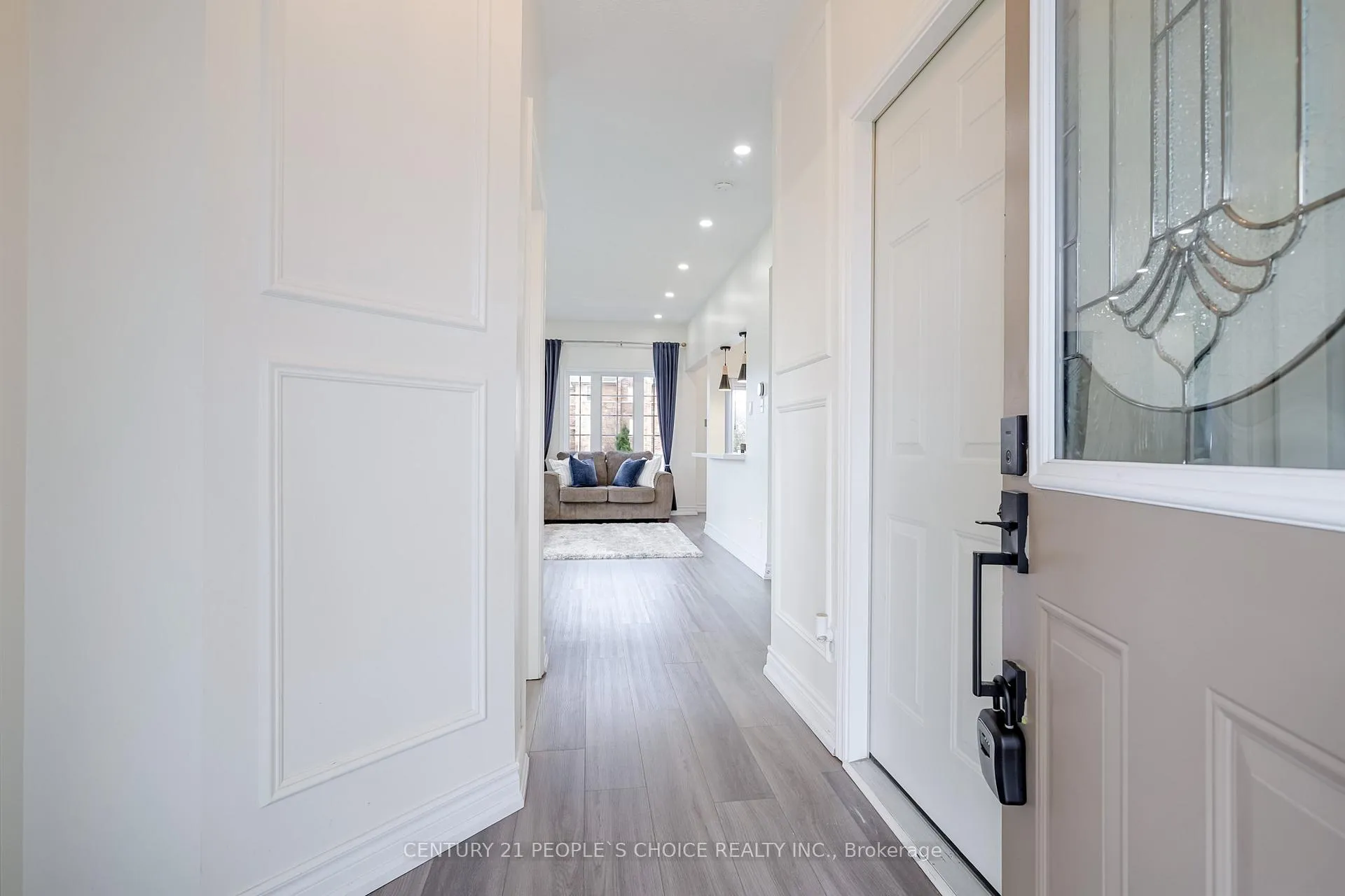 Photo 4 of 38 Taft Place, Clarington, Bowmanville — HOMEH