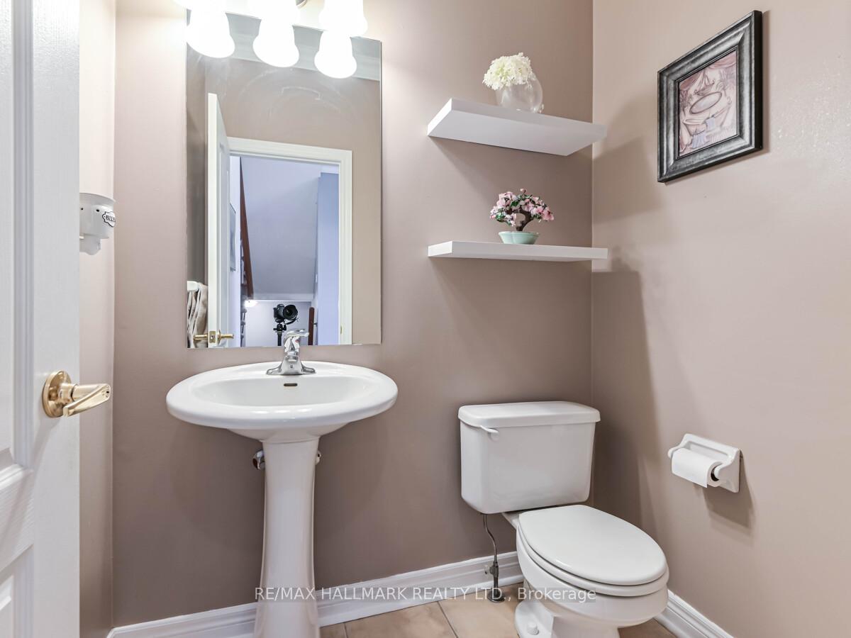 Photo 6 of 231 Kirkvalley Crescent, Aurora, Bayview Wellington — HOMEH