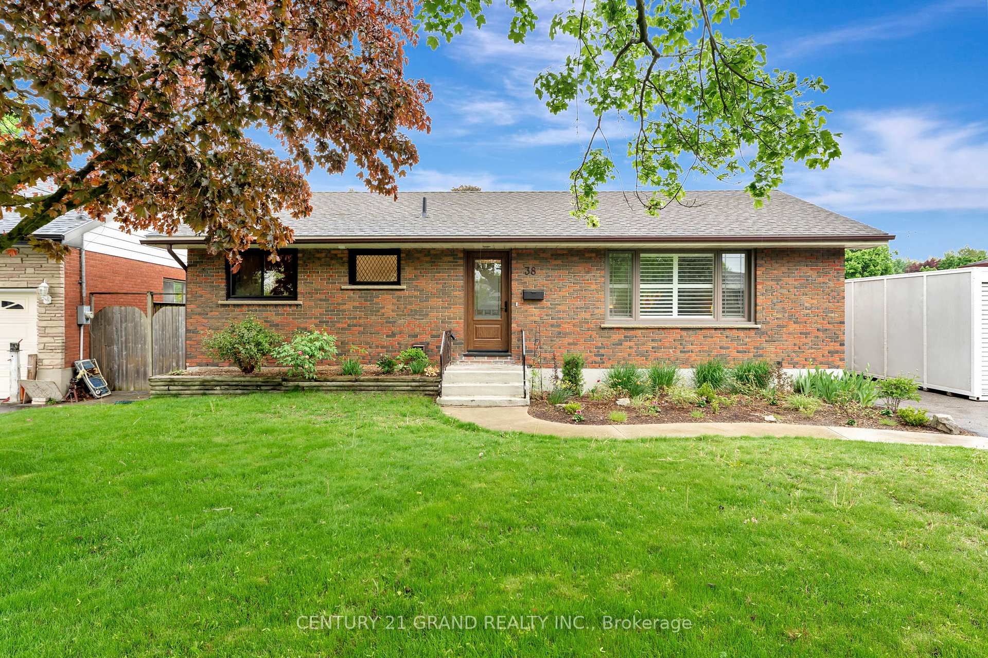 Photo 2 of 38 Hickery Place, Brant, Brantford Twp — HOMEH