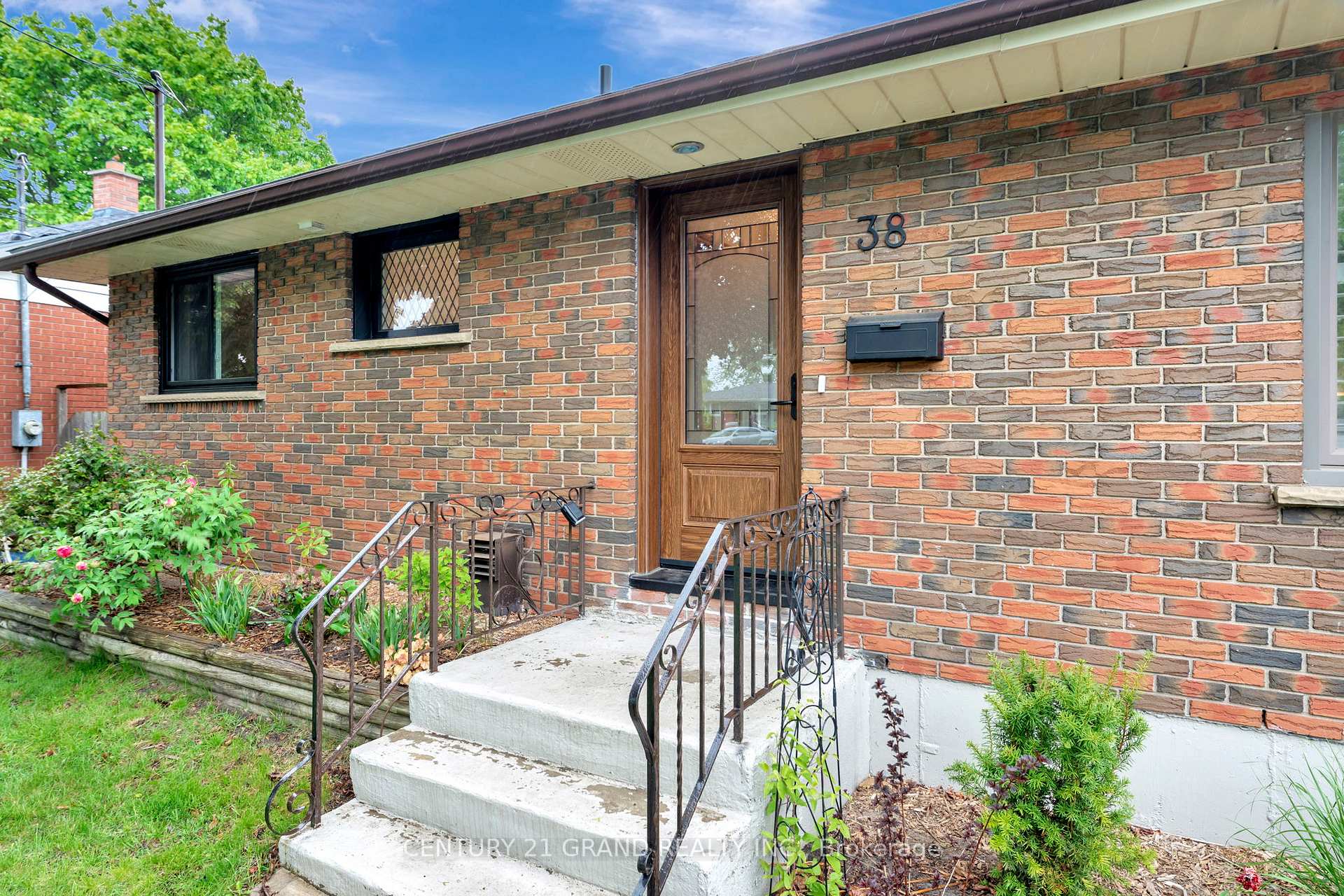 Photo 3 of 38 Hickery Place, Brant, Brantford Twp — HOMEH