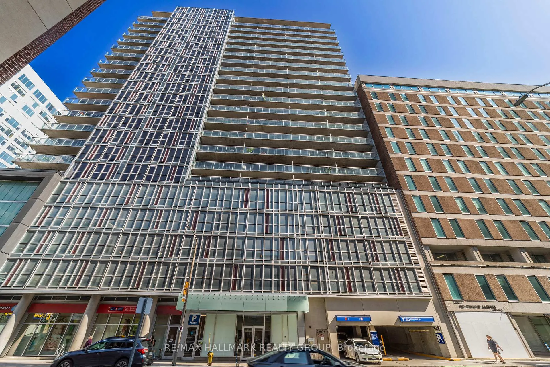 Front of Unit 1907, 324 Laurier Avenue