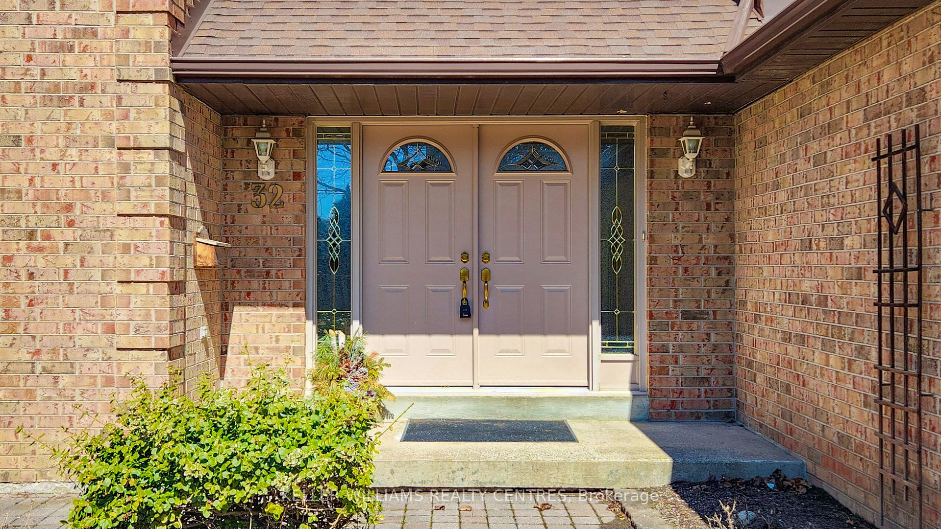 Photo 3 of 32 Petch Crescent, Aurora, Aurora Highlands — HOMEH
