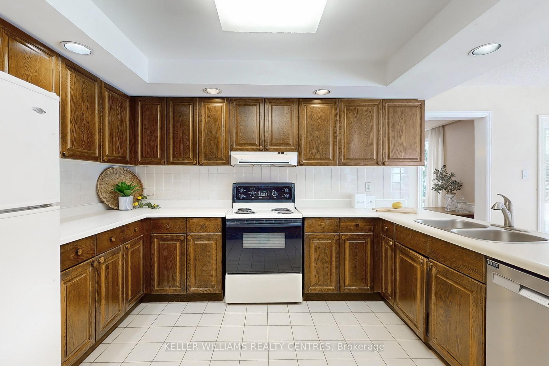 Photo 10 of 32 Petch Crescent, Aurora, Aurora Highlands — HOMEH