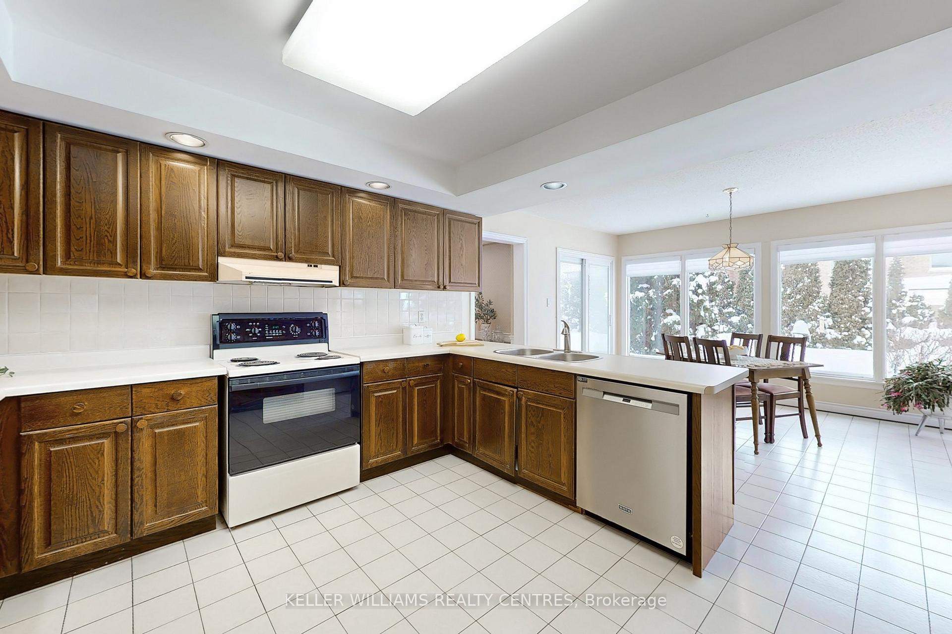 Photo 12 of 32 Petch Crescent, Aurora, Aurora Highlands — HOMEH