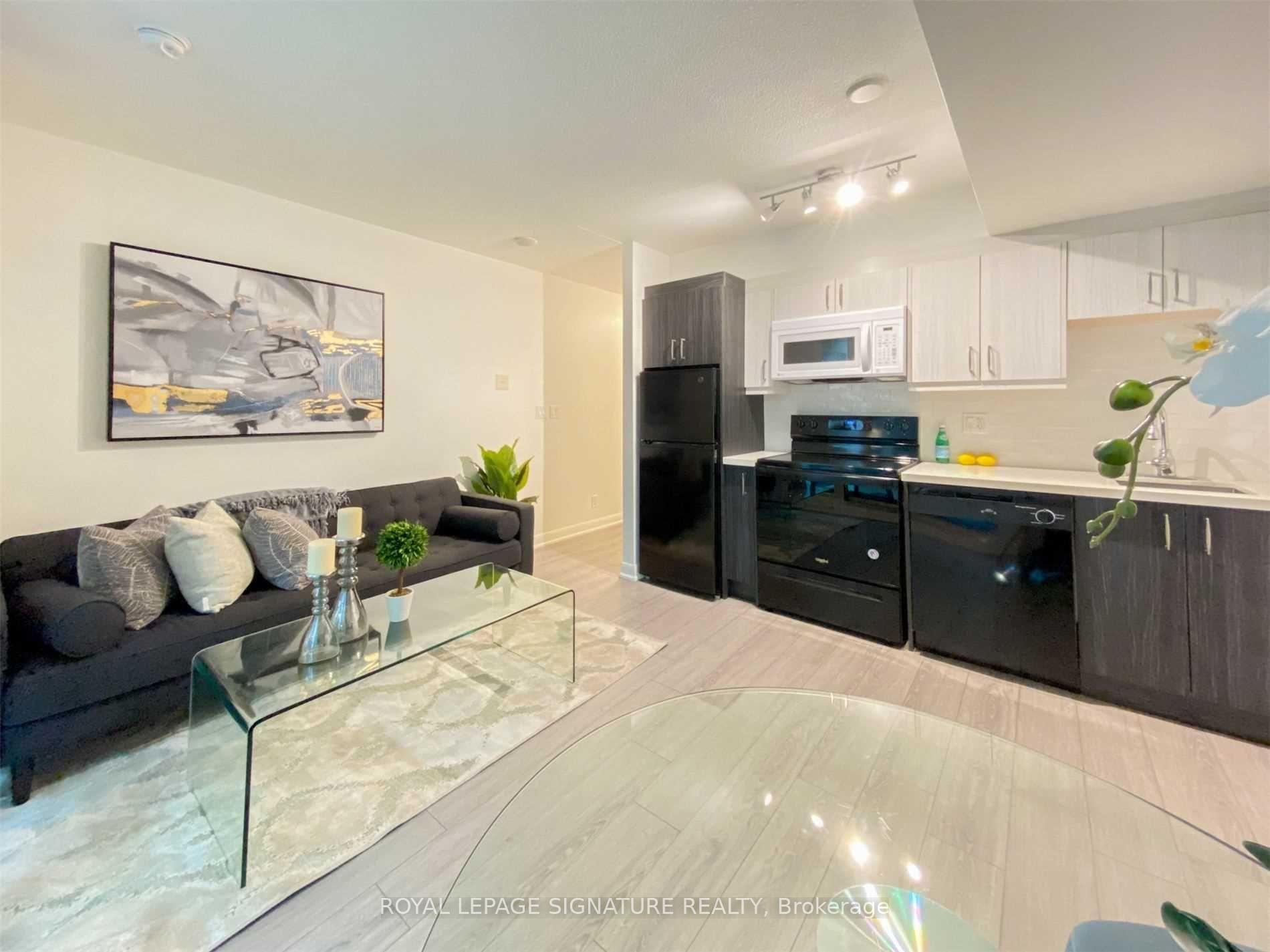 Front of Unit 530, 600 Fleet Street W