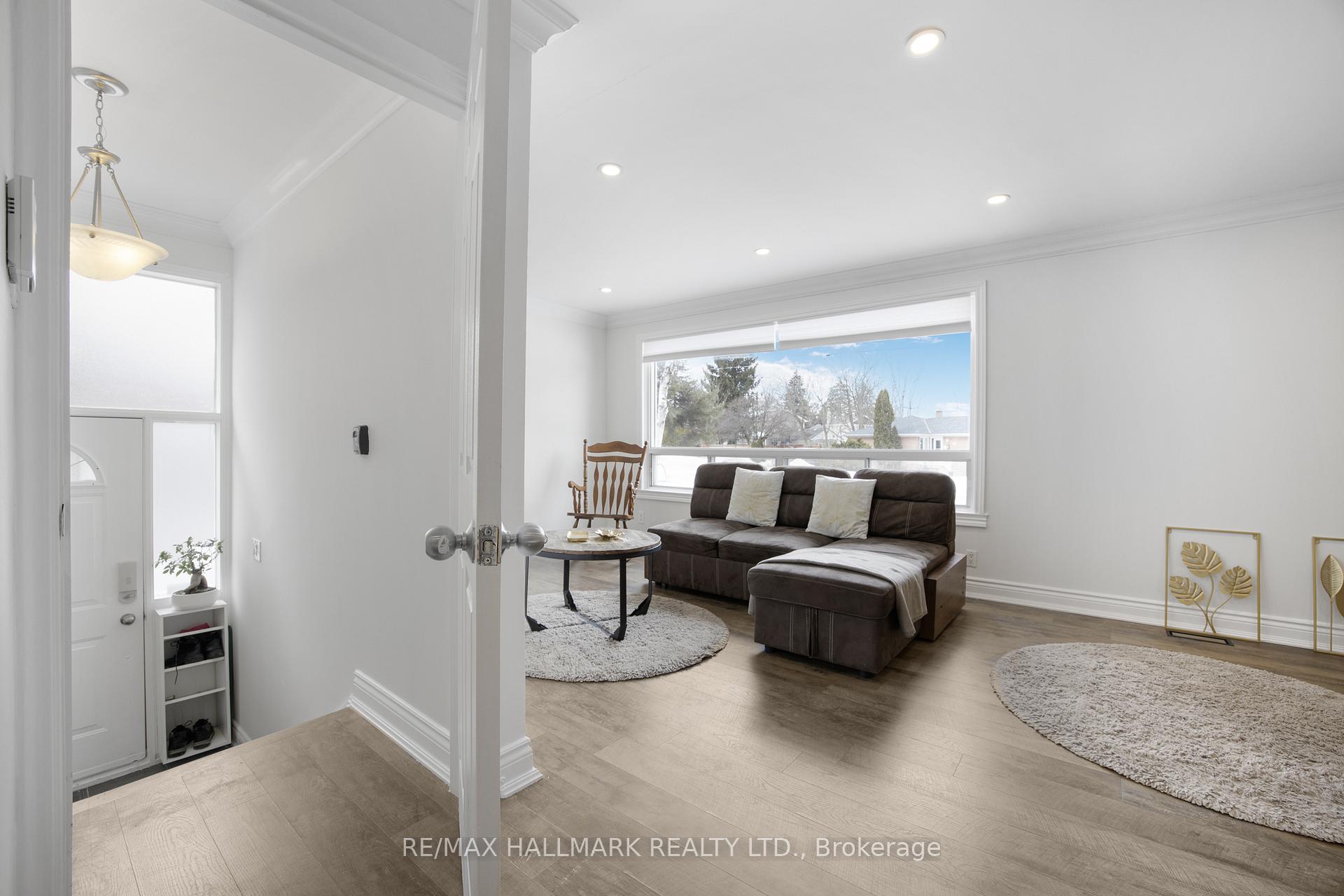 Photo 5 of 33 Patrick Drive, Aurora, Aurora Highlands — HOMEH