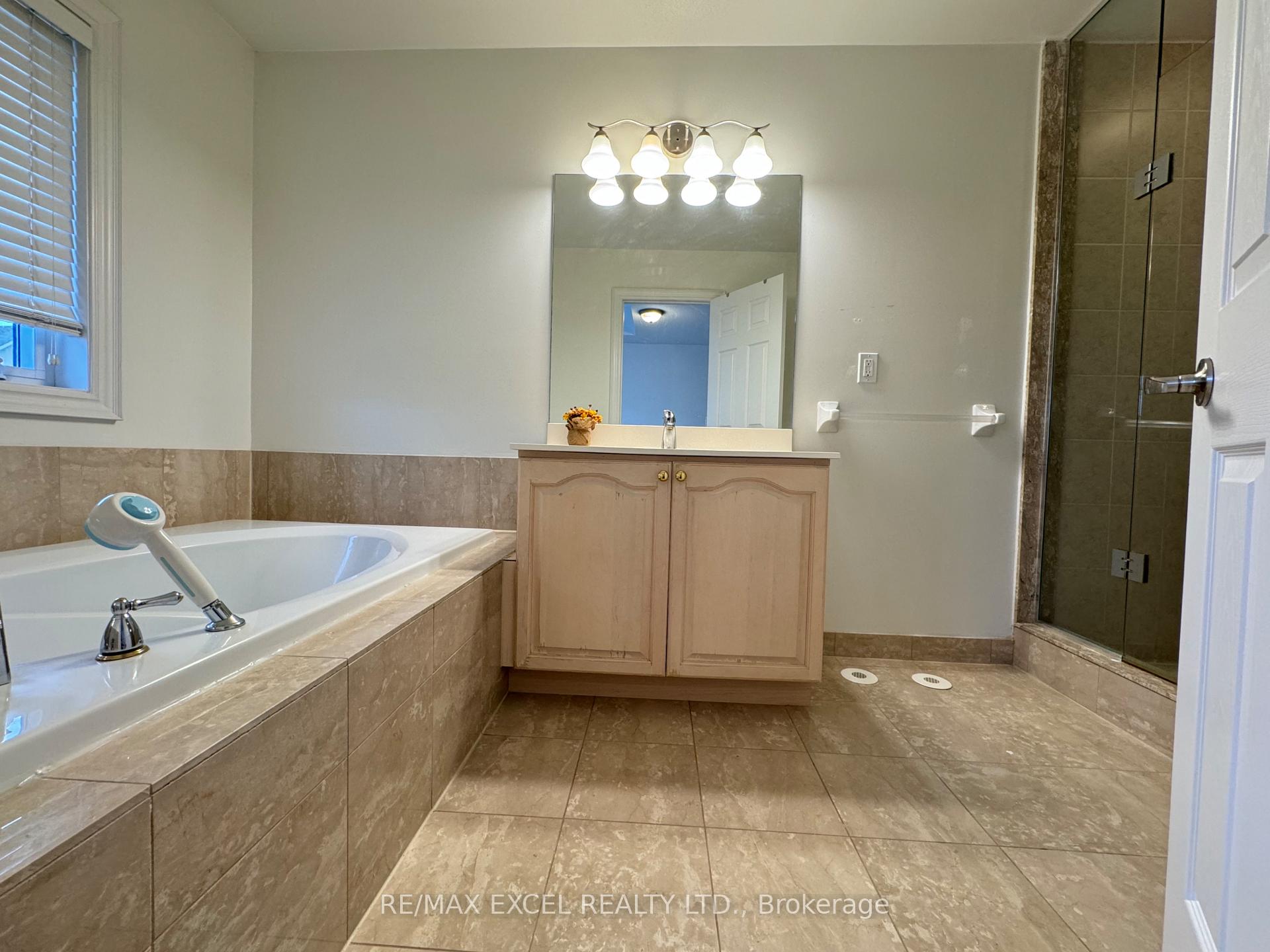 Photo 9 of 8 Legends Way, Markham, Unionville — HOMEH