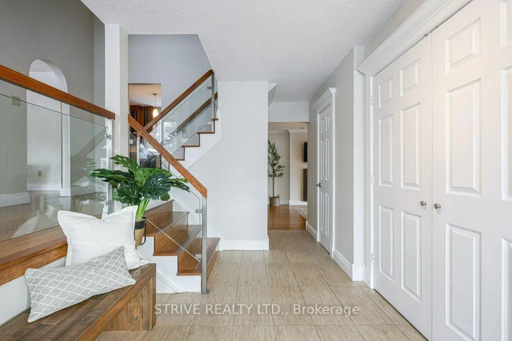 Photo 3 of 11 Lorraine Court, Clarington, Bowmanville — HOMEH
