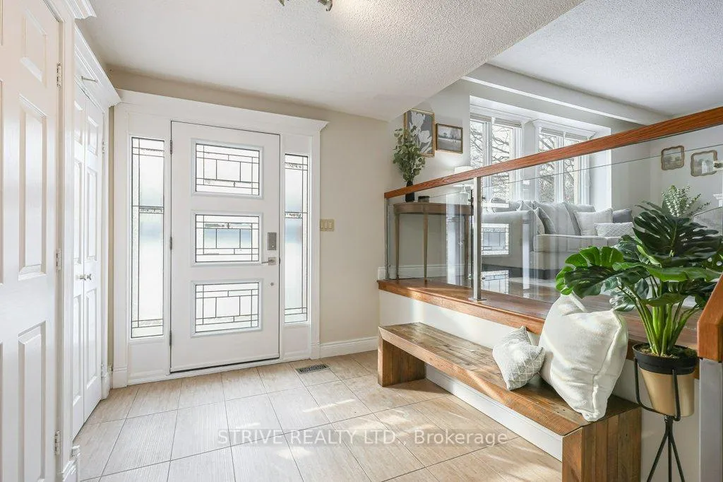 Photo 4 of 11 Lorraine Court, Clarington, Bowmanville — HOMEH