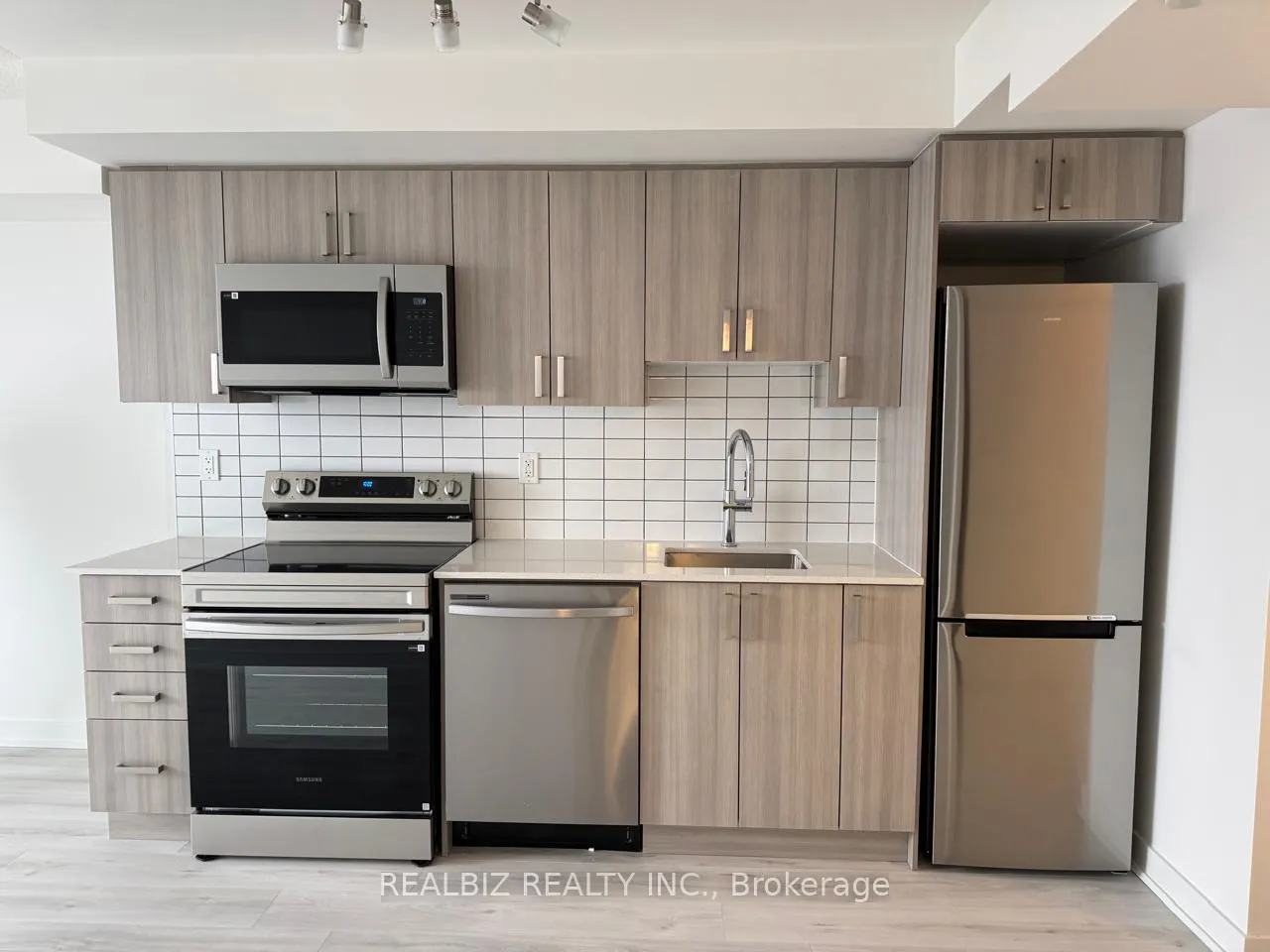 Photo 3 of Unit 1103, 1010 Sandy Beach Road, Pickering, Bay Ridges — HOMEH