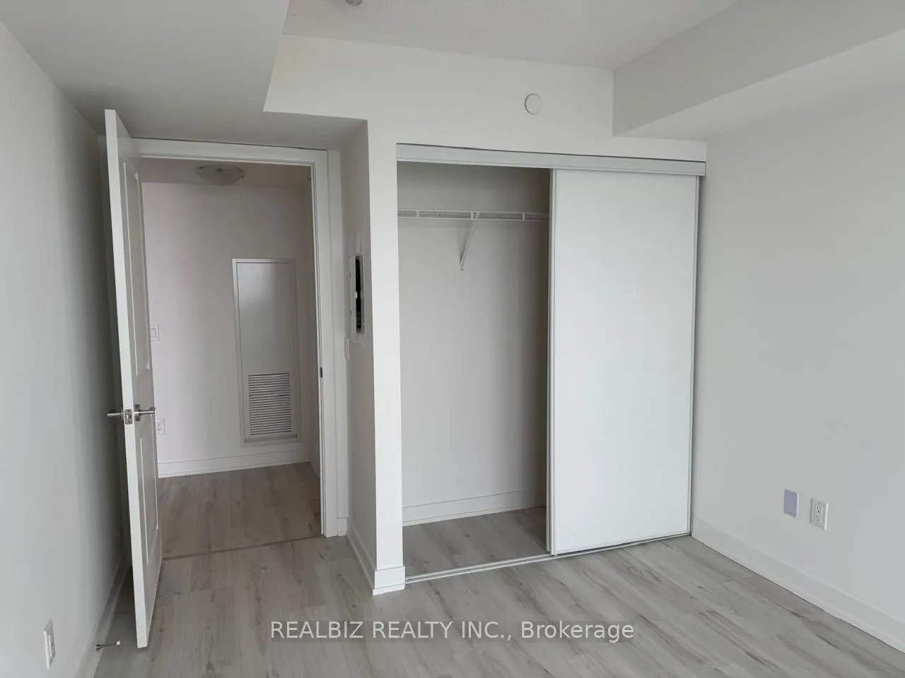 Photo 4 of Unit 1103, 1010 Sandy Beach Road, Pickering, Bay Ridges — HOMEH