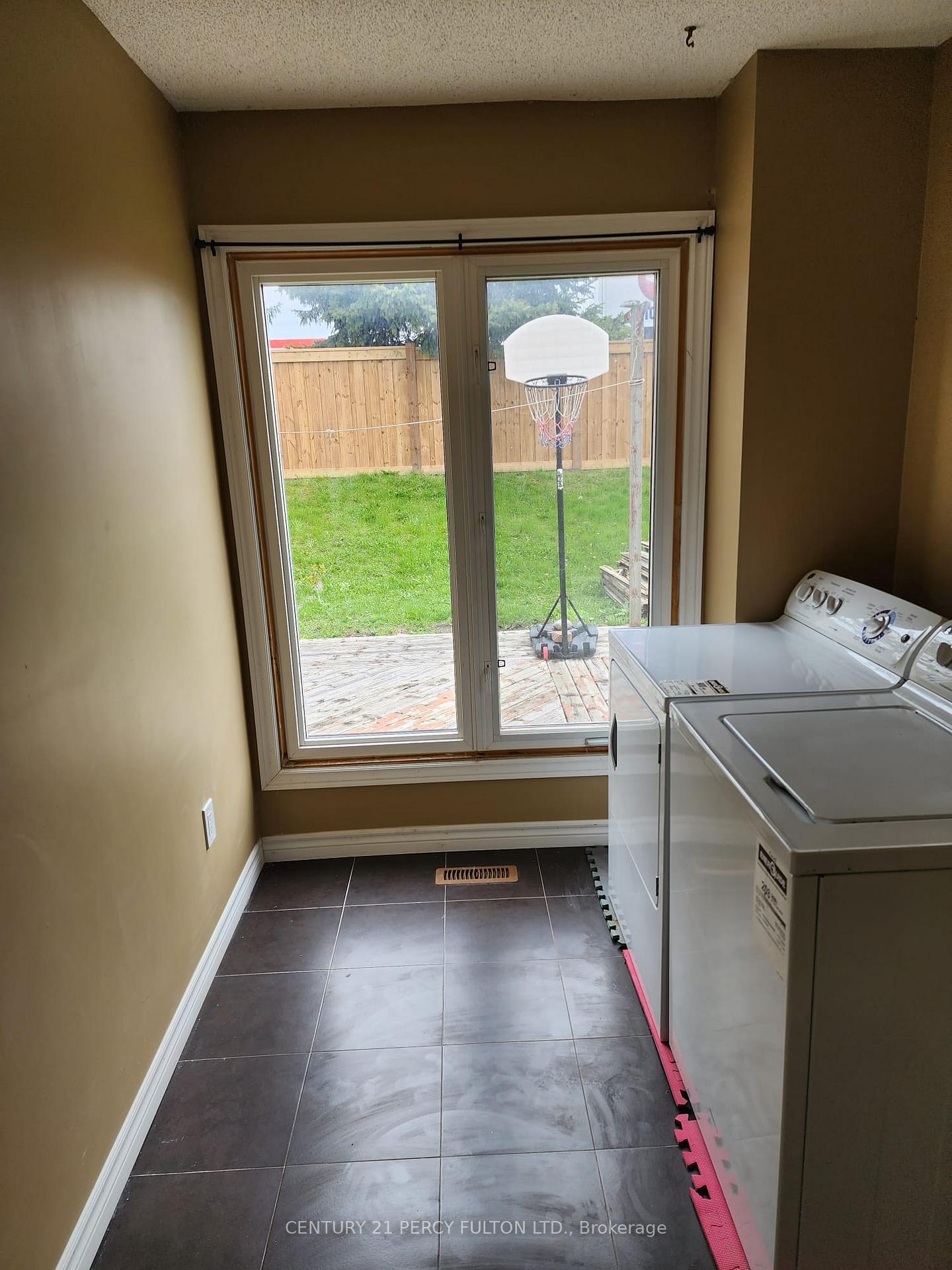 Photo 10 of 38 Gilmour Drive, Ajax, Central — HOMEH
