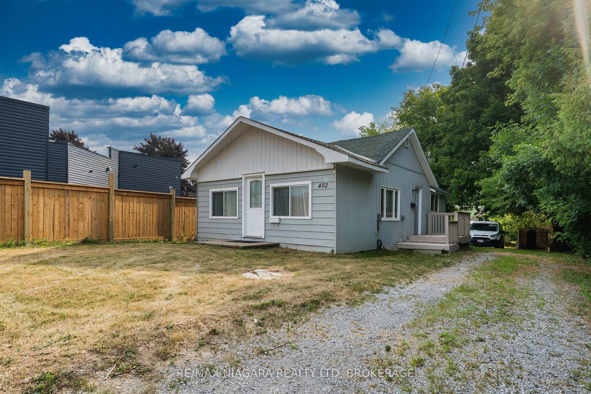 Photo 2 of 402 The Queensway South, Georgina, Keswick South — HOMEH