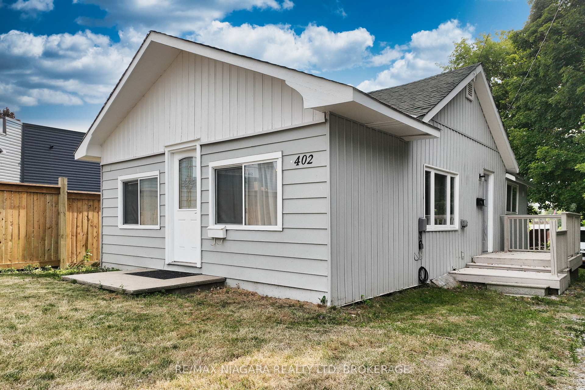 Photo 3 of 402 The Queensway South, Georgina, Keswick South — HOMEH