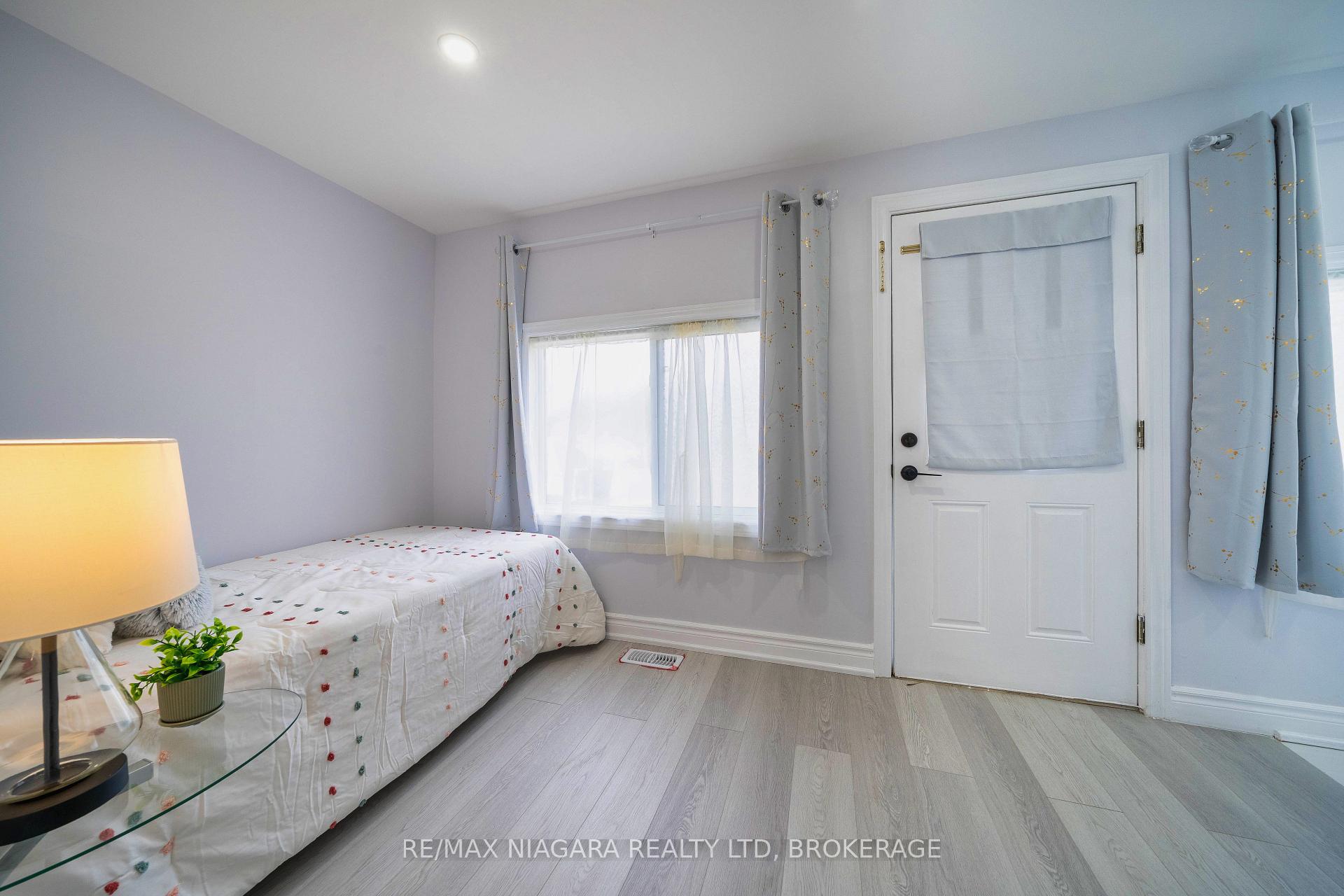 Photo 8 of 402 The Queensway South, Georgina, Keswick South — HOMEH