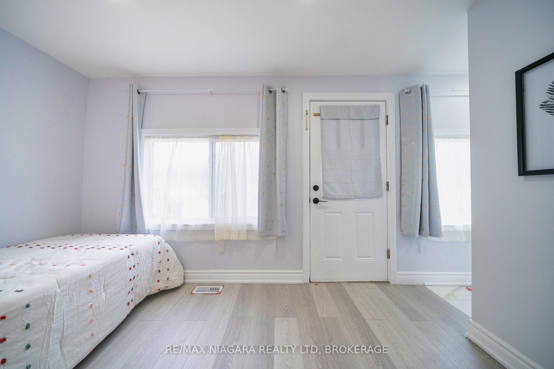 Photo 9 of 402 The Queensway South, Georgina, Keswick South — HOMEH