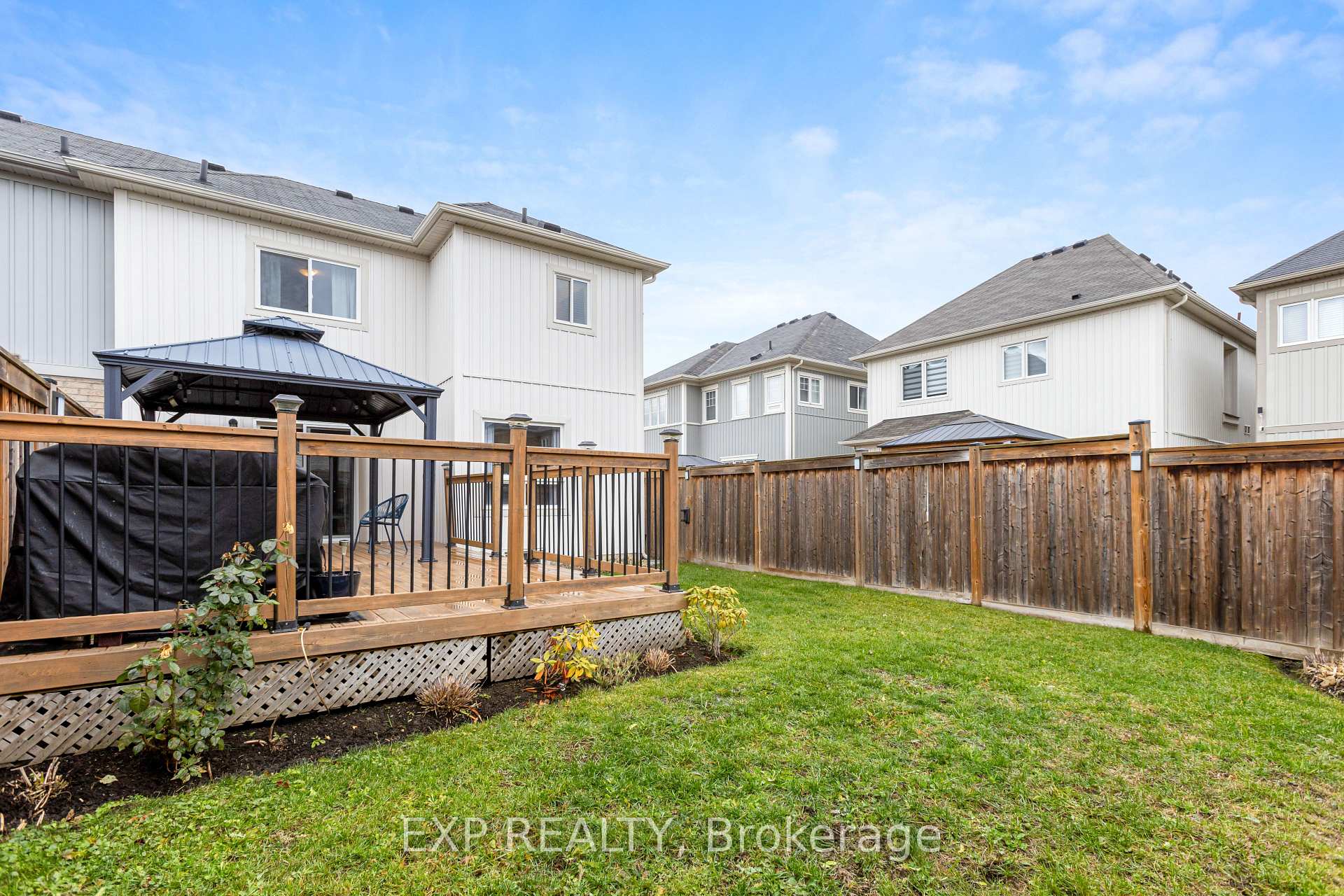 Photo 2 of 11 Robb Lane, Clarington, Bowmanville — HOMEH