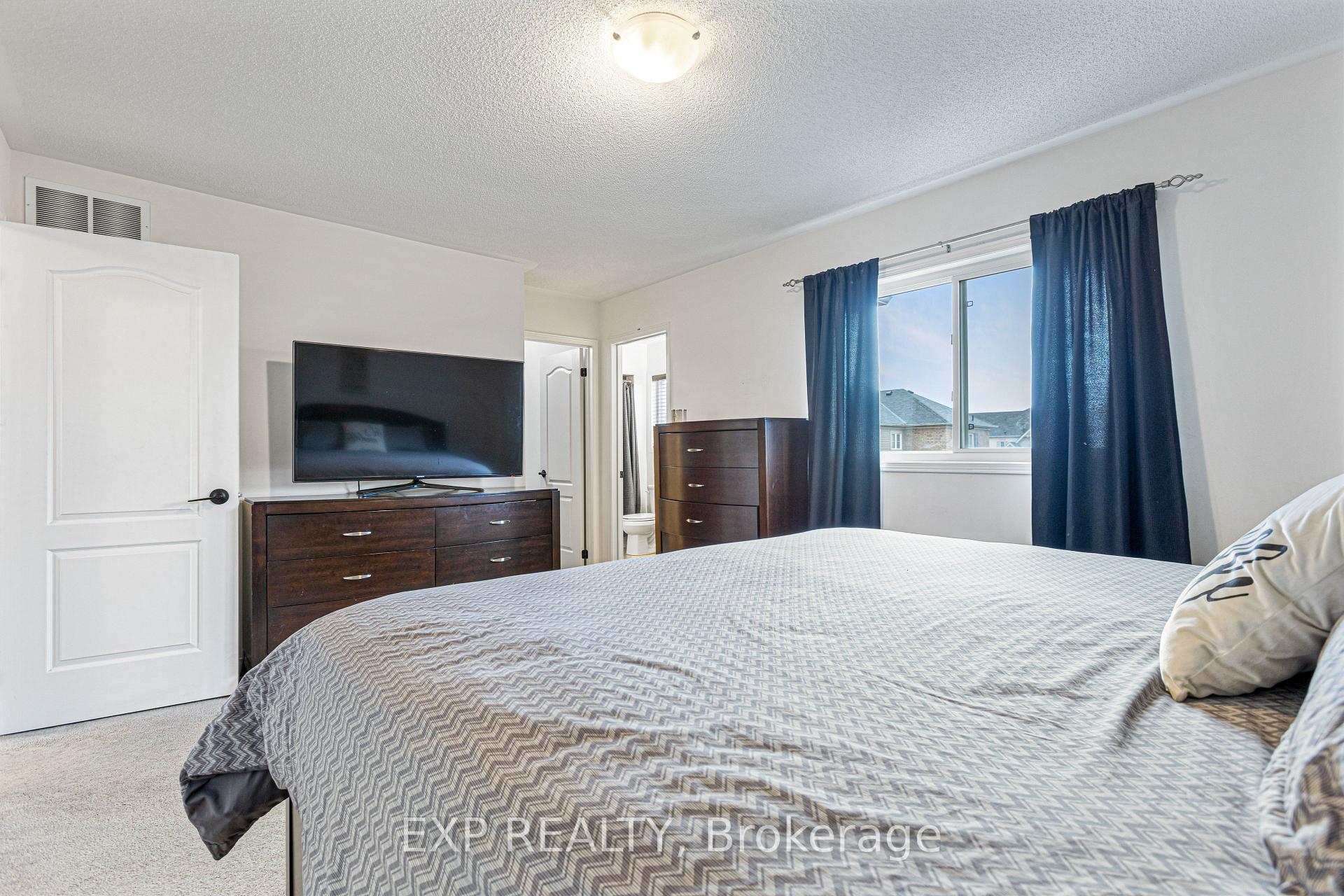 Photo 17 of 11 Robb Lane, Clarington, Bowmanville — HOMEH