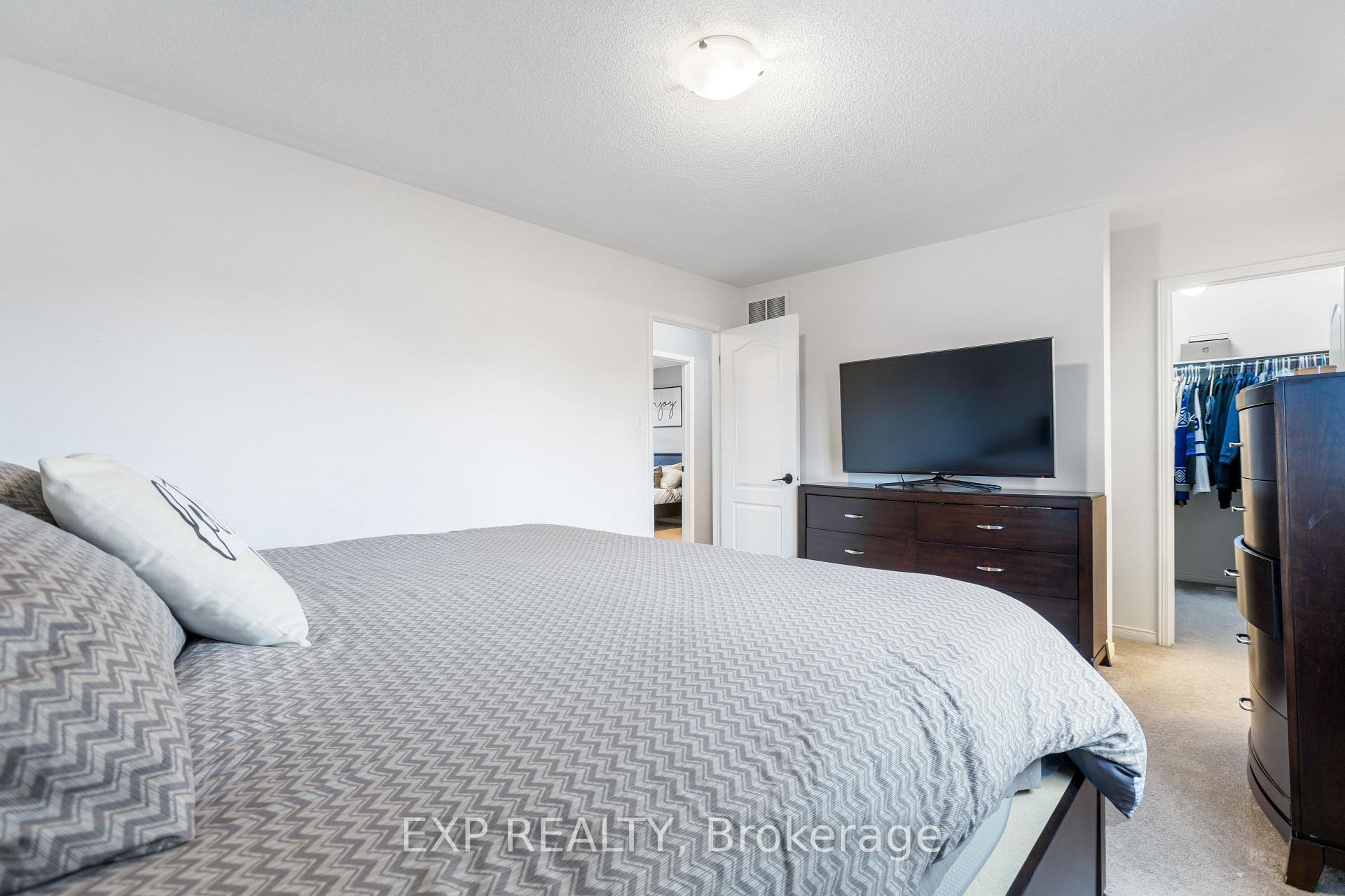 Photo 18 of 11 Robb Lane, Clarington, Bowmanville — HOMEH