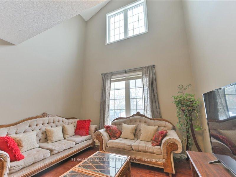 Photo 5 of 3 Misty Brook Crescent, Brampton, Fletcher's Meadow — HOMEH