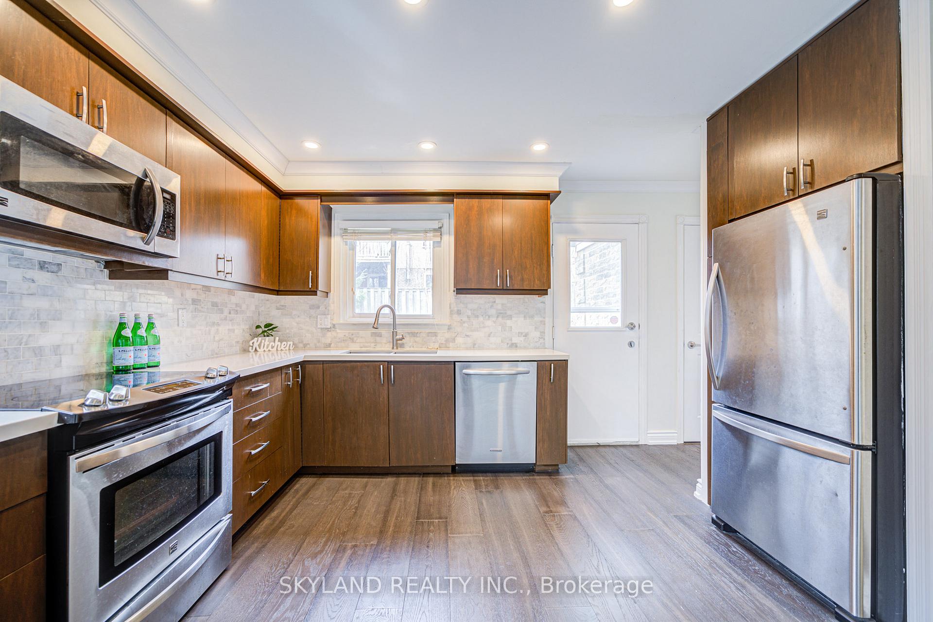 Photo 13 of 68 Batson Drive, Aurora, Aurora Village — HOMEH