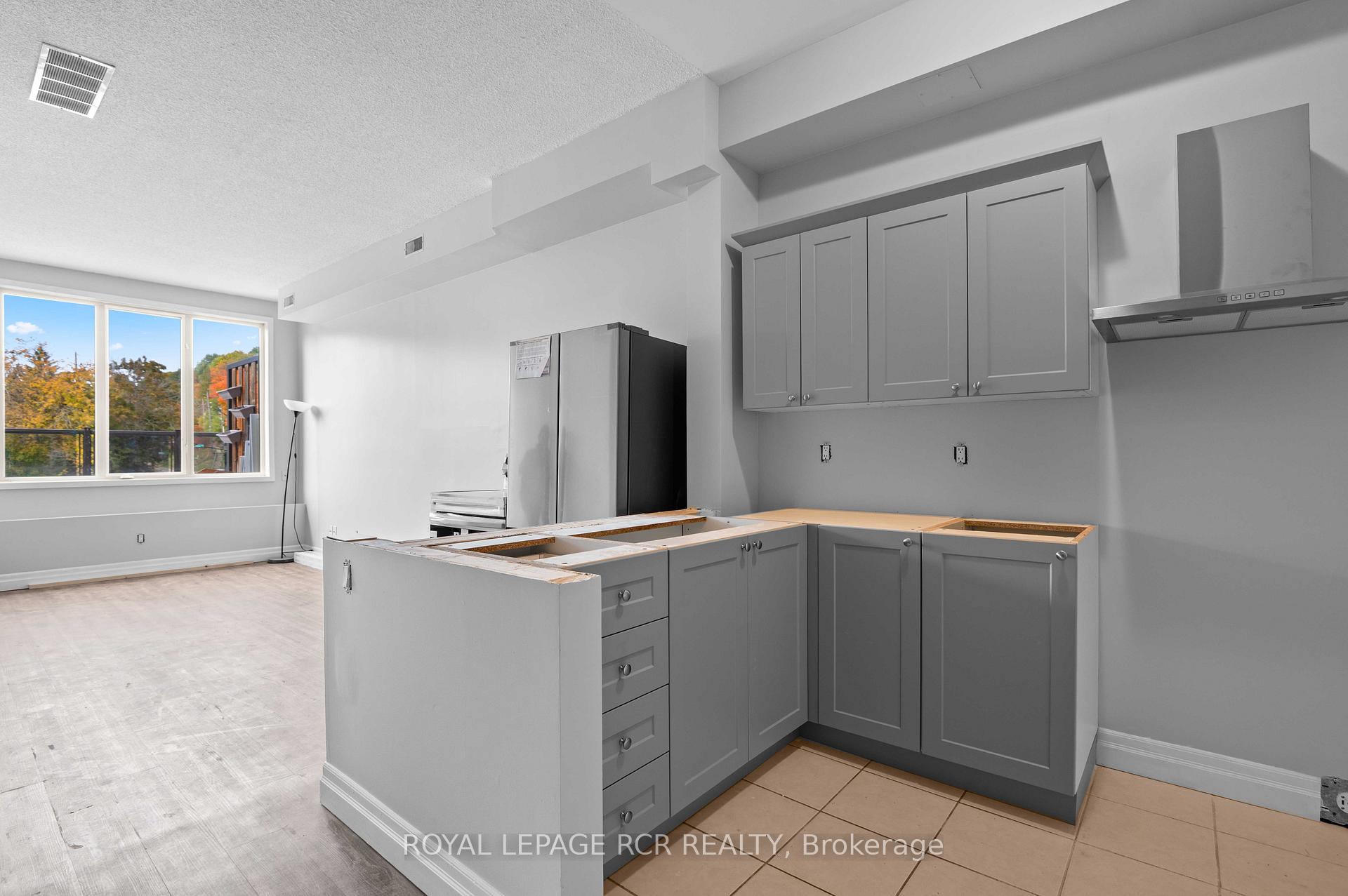 Photo 8 of Unit 4, 56 Queen Street N, Caledon, Bolton North — HOMEH
