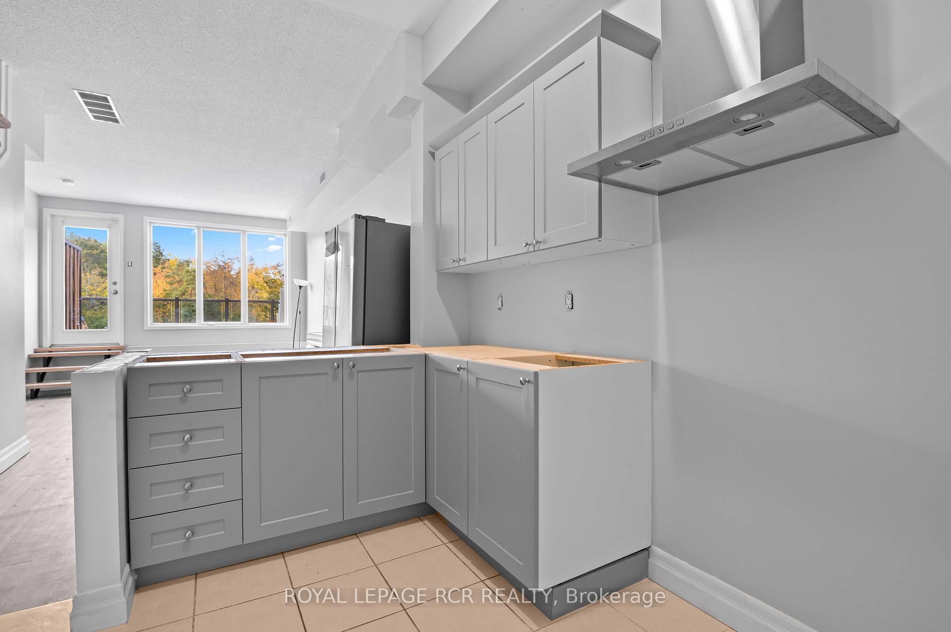 Photo 11 of Unit 4, 56 Queen Street N, Caledon, Bolton North — HOMEH