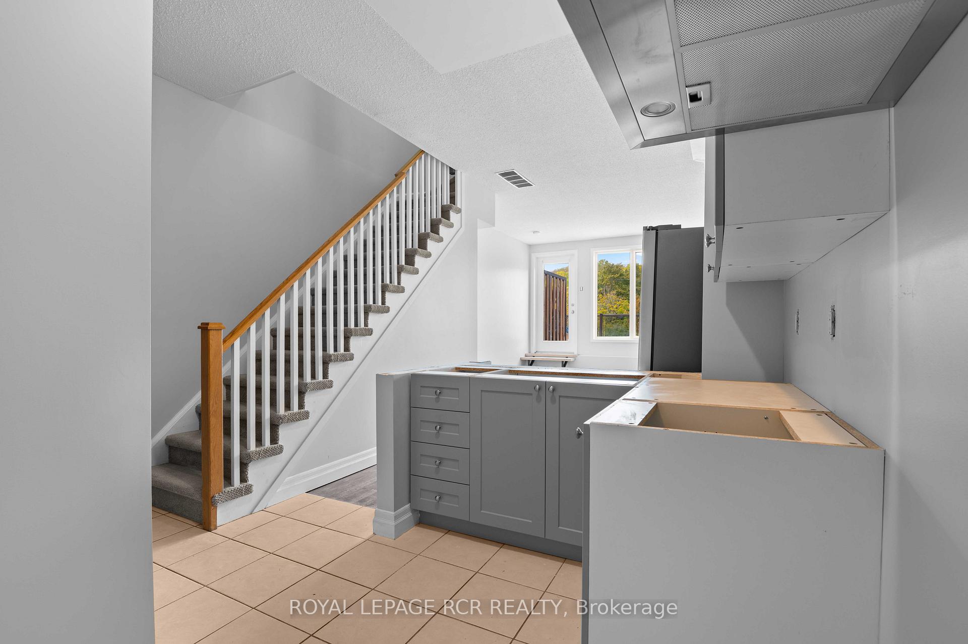 Photo 10 of Unit 4, 56 Queen Street N, Caledon, Bolton North — HOMEH