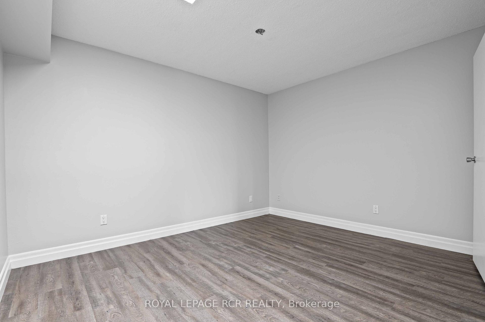 Photo 30 of Unit 4, 56 Queen Street N, Caledon, Bolton North — HOMEH