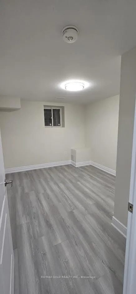 Front of Unit Bsmt, 27 Brookdale Crescent W