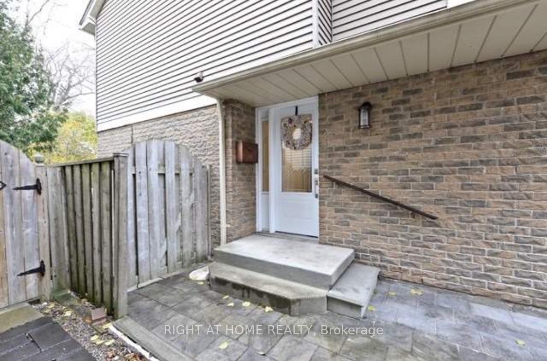 Photo 2 of 29 Sandusky Crescent, Aurora, Aurora Highlands — HOMEH