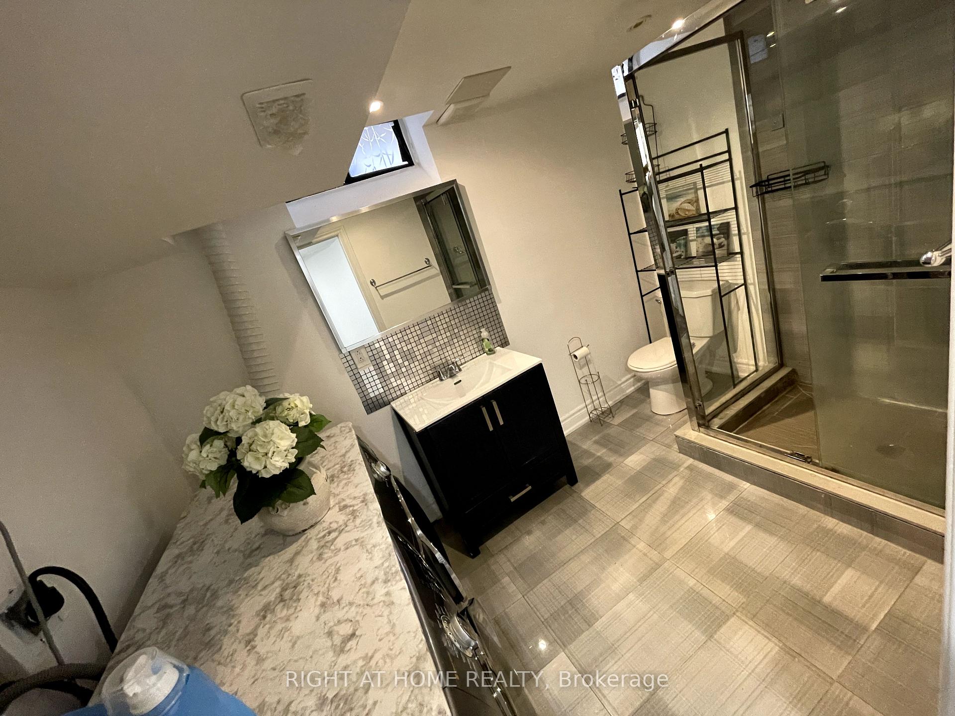 Photo 9 of 29 Sandusky Crescent, Aurora, Aurora Highlands — HOMEH