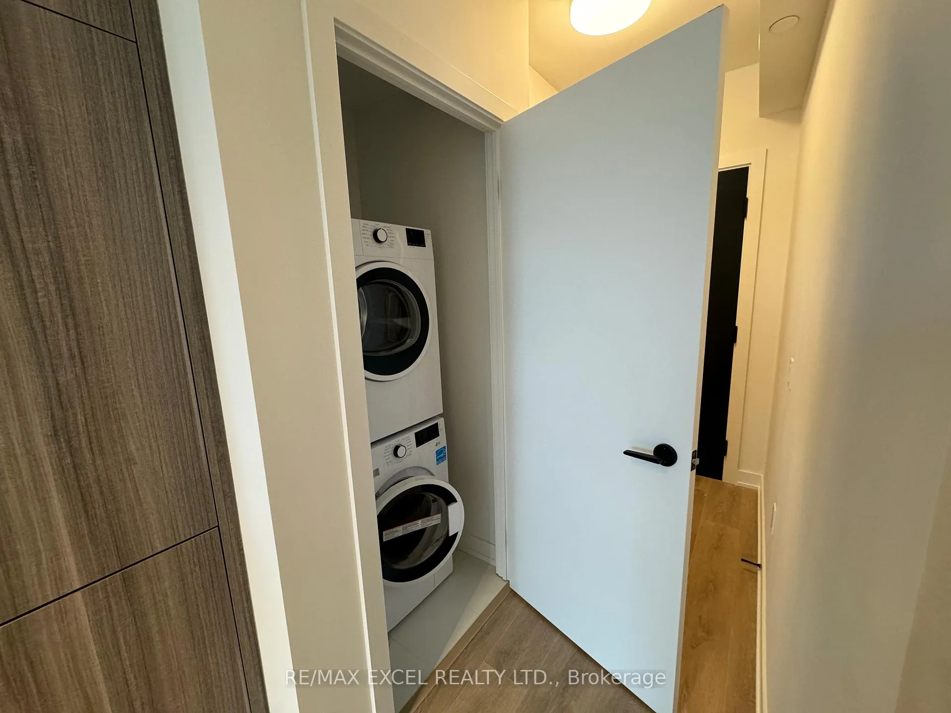 Photo 2 of Unit 3804, 117 Broadway Avenue, Toronto, Mount Pleasant West — HOMEH