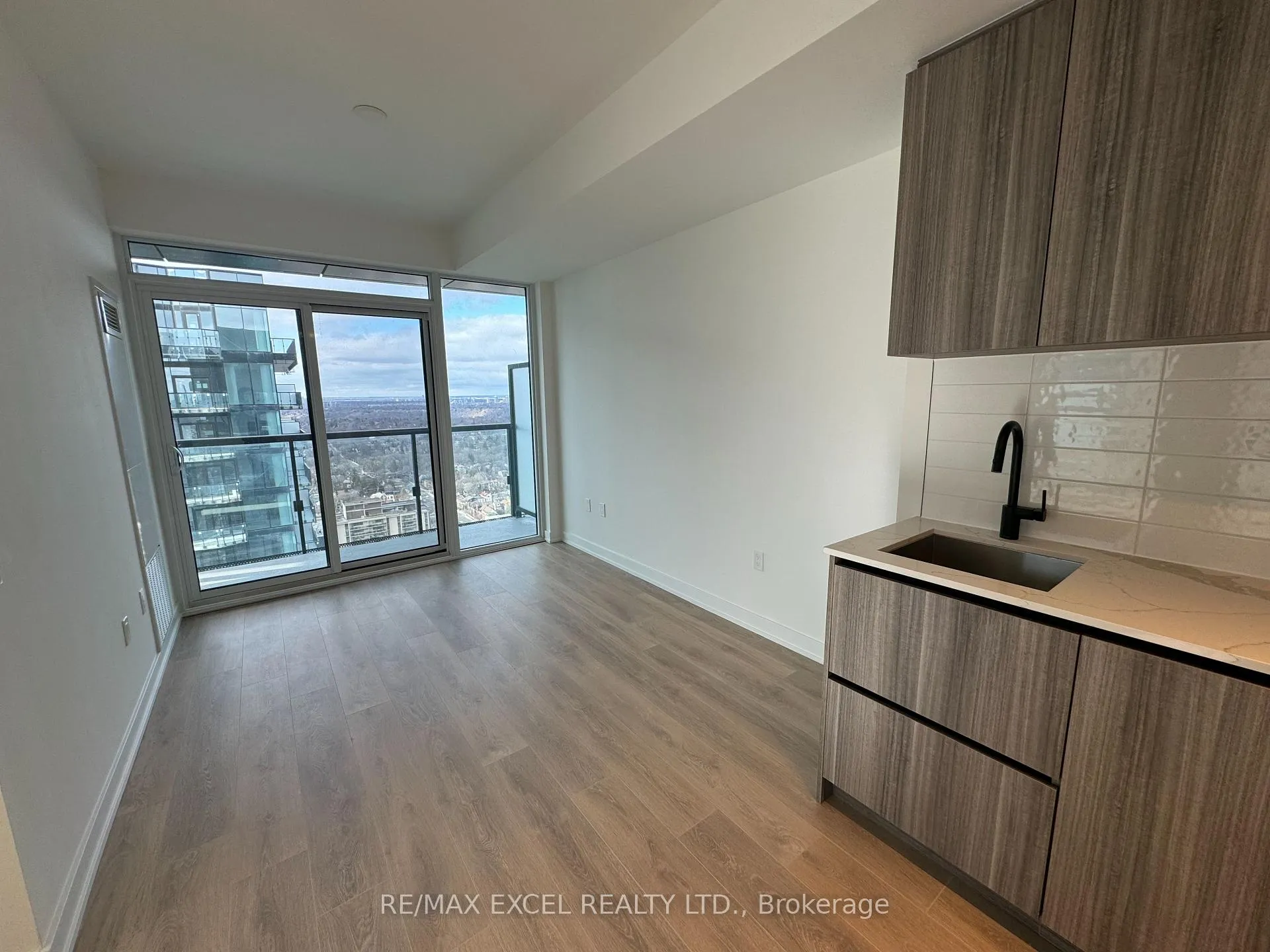 Photo 4 of Unit 3804, 117 Broadway Avenue, Toronto, Mount Pleasant West — HOMEH