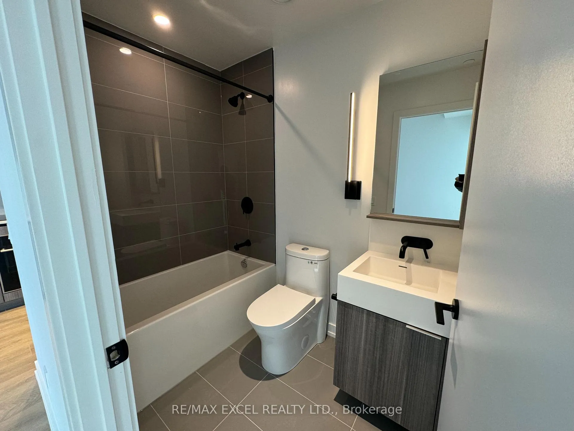 Photo 6 of Unit 3804, 117 Broadway Avenue, Toronto, Mount Pleasant West — HOMEH