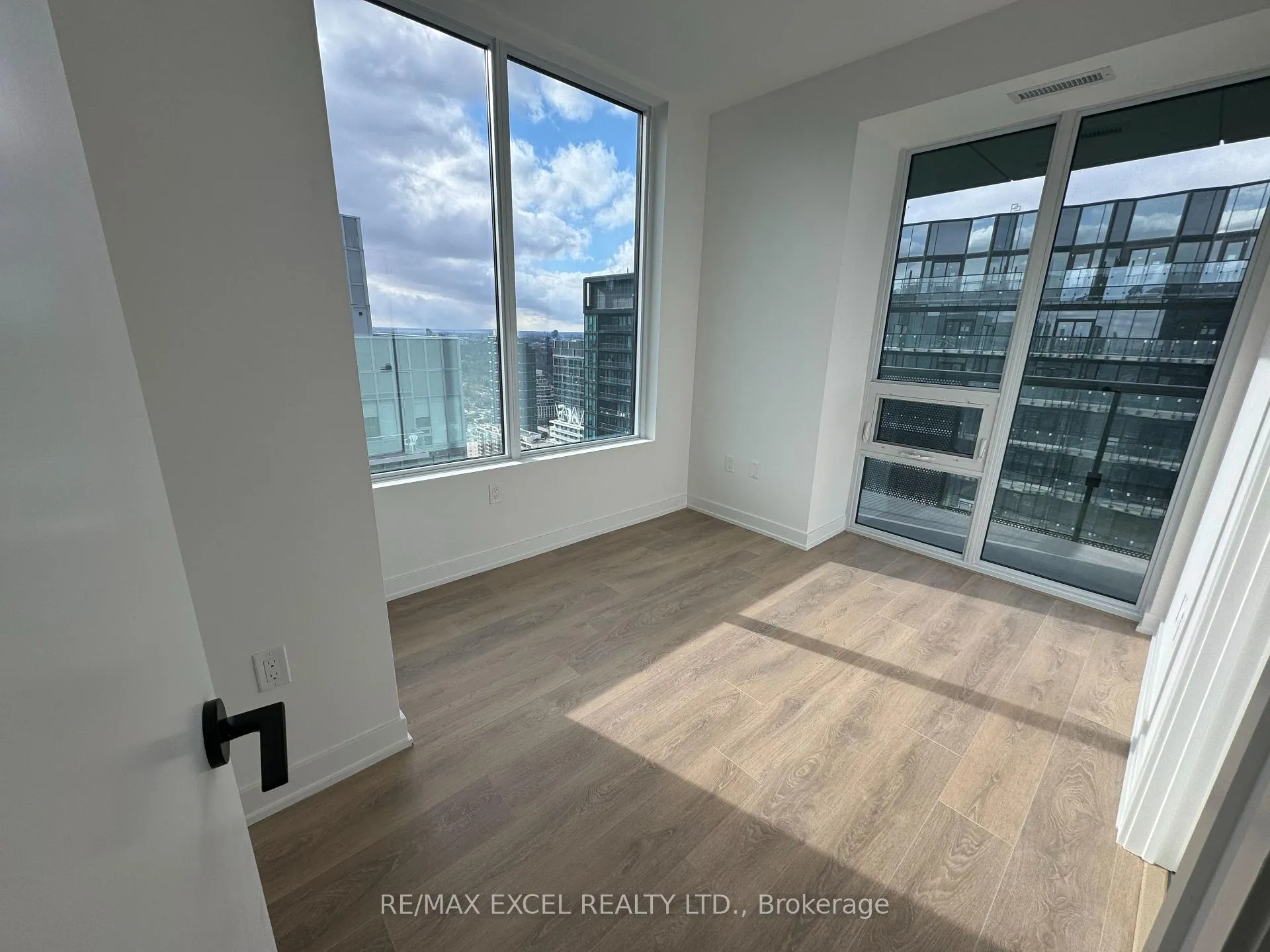 Photo 8 of Unit 3804, 117 Broadway Avenue, Toronto, Mount Pleasant West — HOMEH