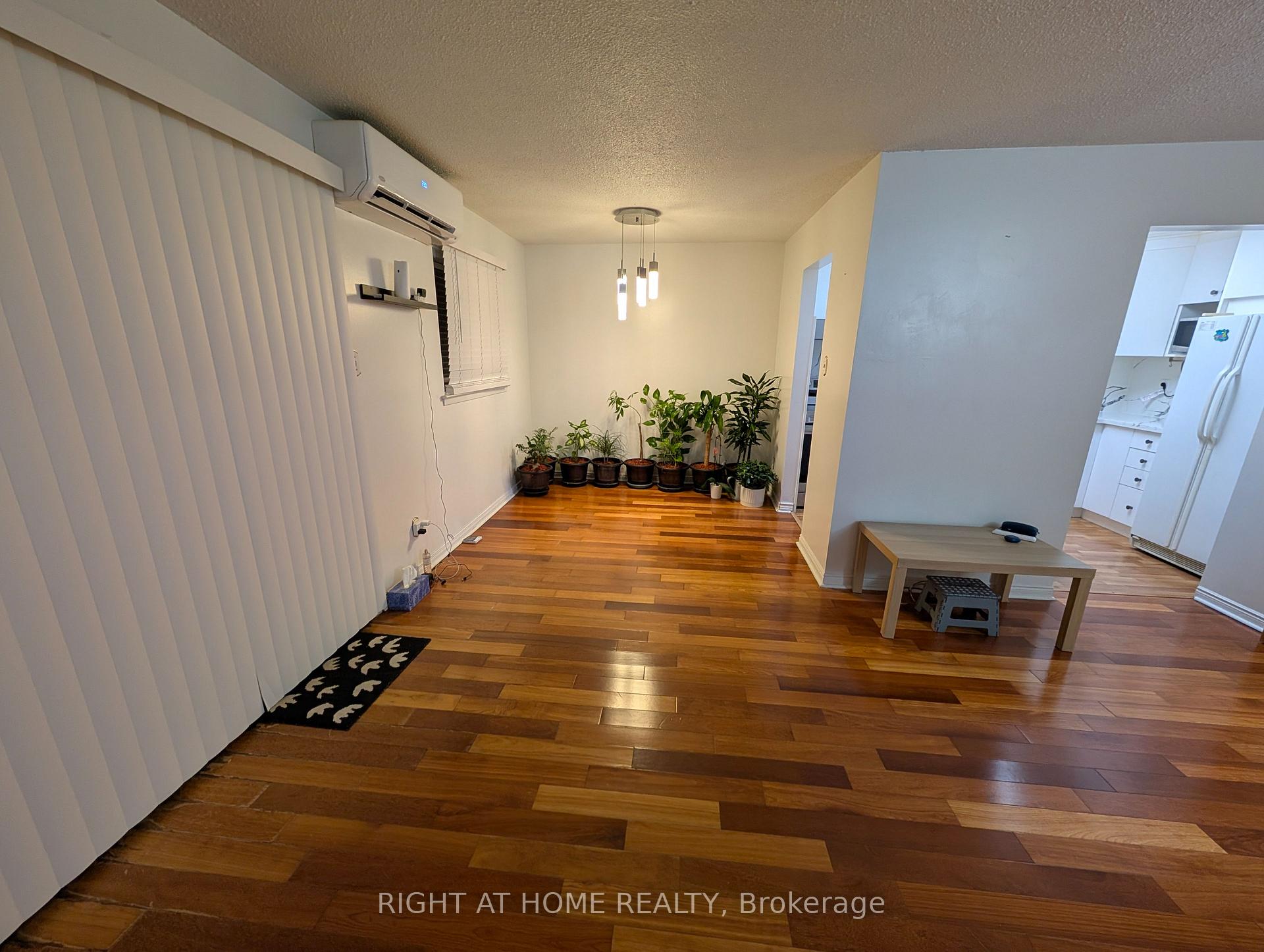 Photo 2 of 72 Niles Way, Markham, Aileen-Willowbrook — HOMEH