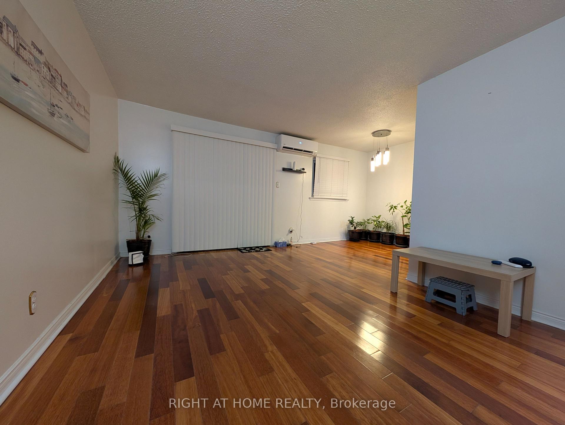 Photo 3 of 72 Niles Way, Markham, Aileen-Willowbrook — HOMEH